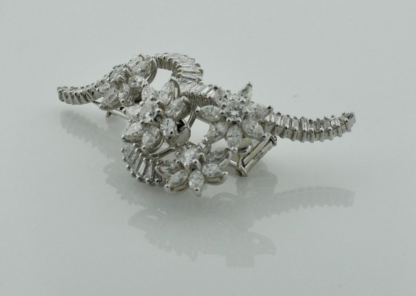 En Tremblant Platinum Diamond Brooch circa 1950s 6.40 Carat For Sale 1