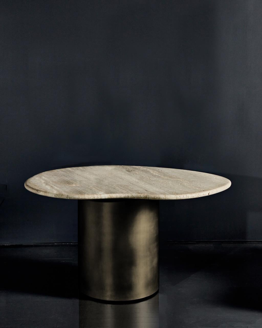 Moderne Table de salle à manger Ena Honed en travertin avec base en aluminium brossé ou en laiton en vente
