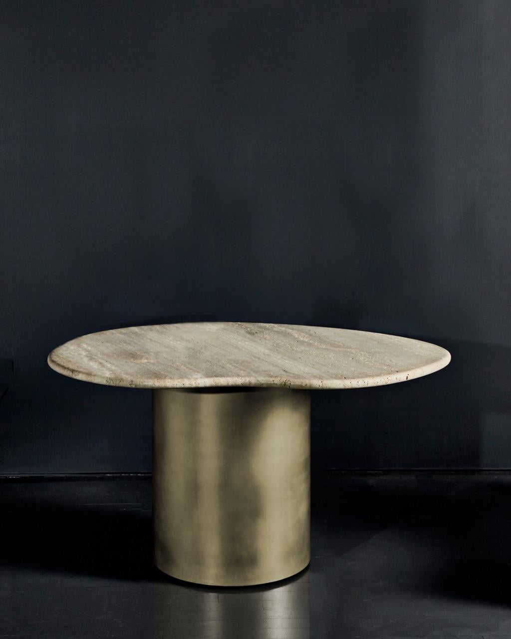 Américain Table de salle à manger Ena Honed en travertin avec base en aluminium brossé ou en laiton en vente