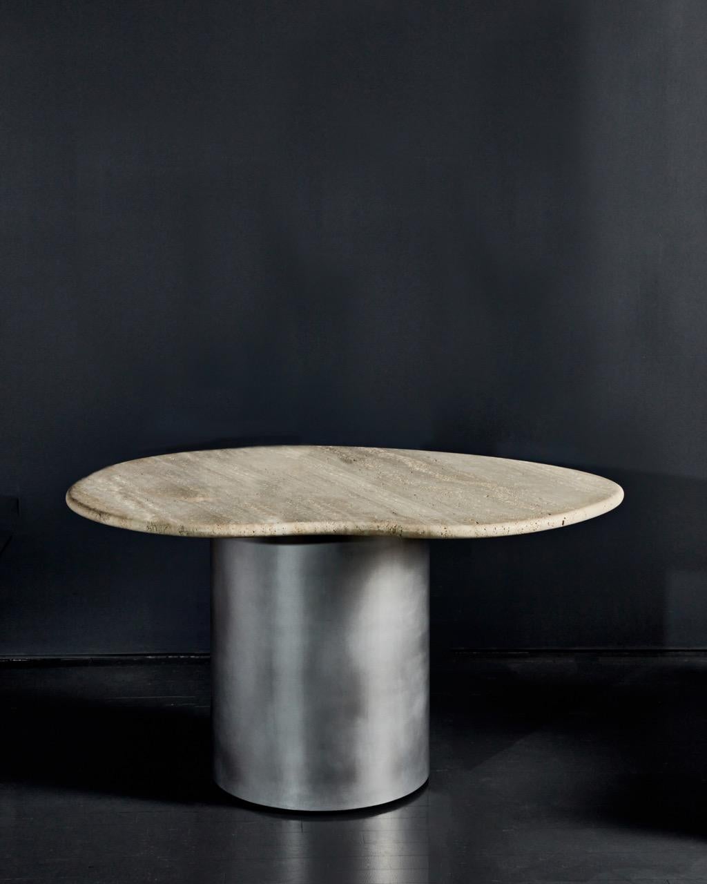 Table de salle à manger Ena Honed en travertin avec base en aluminium brossé ou en laiton Neuf - En vente à Brooklyn, NY