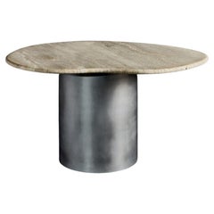 Ena Honed Travertin-Esstisch mit Sockel aus gebürstetem Aluminium oder Messing