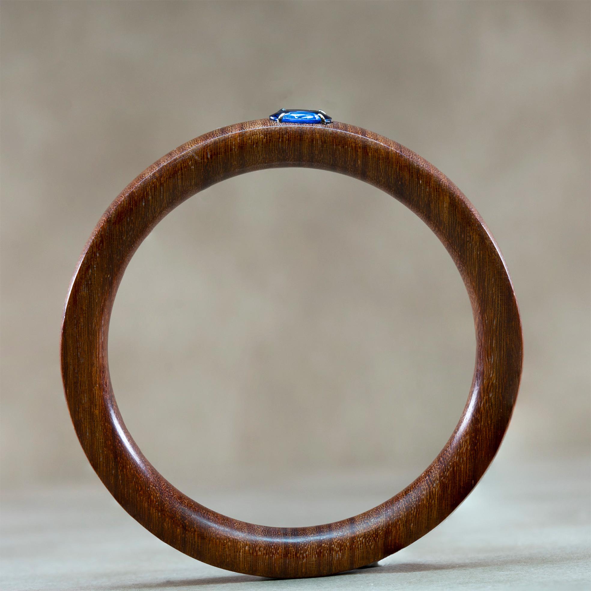 3.20 Carat Oval Blue Iolite Rosewood Bangle Bracelet

- A contemporary bracelet carved in Rosewood
- Set with a 3.20 ct. blue Iolite and 18k Gold


