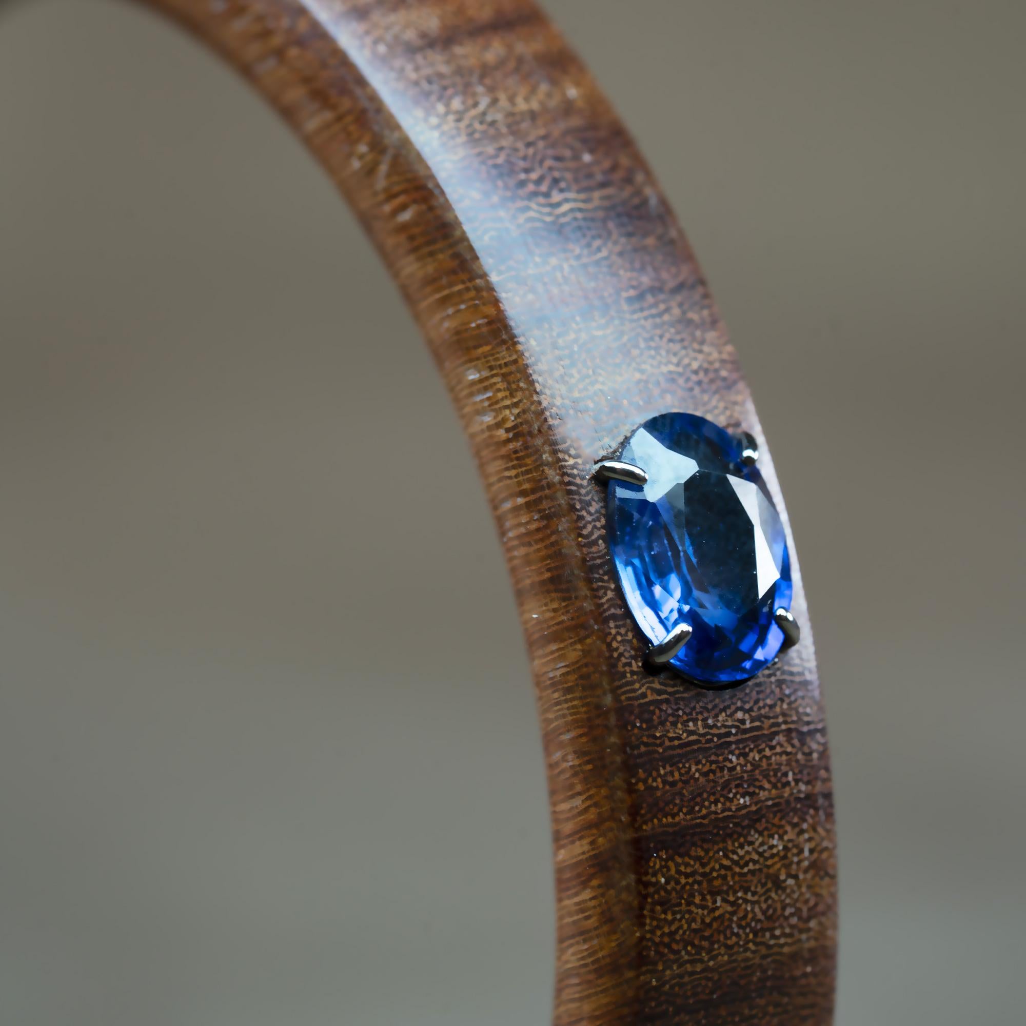 Oval Cut 3.20 Carat Oval Blue Iolite Rosewood Bangle Bracelet For Sale