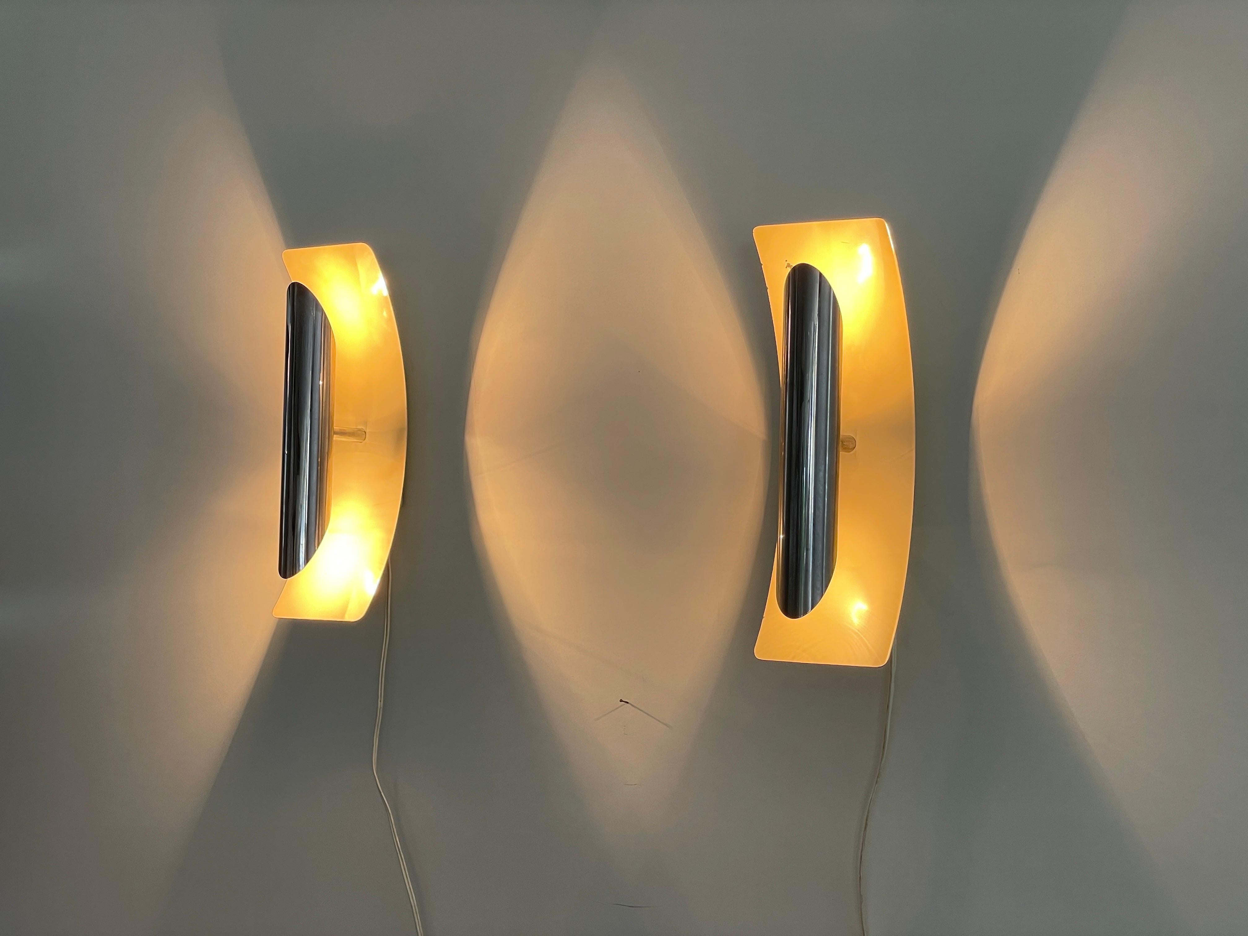 Enamaled Metal and Chrome Head Pair of Wall Lamps by Reggiani, 1960s, Italy For Sale 4