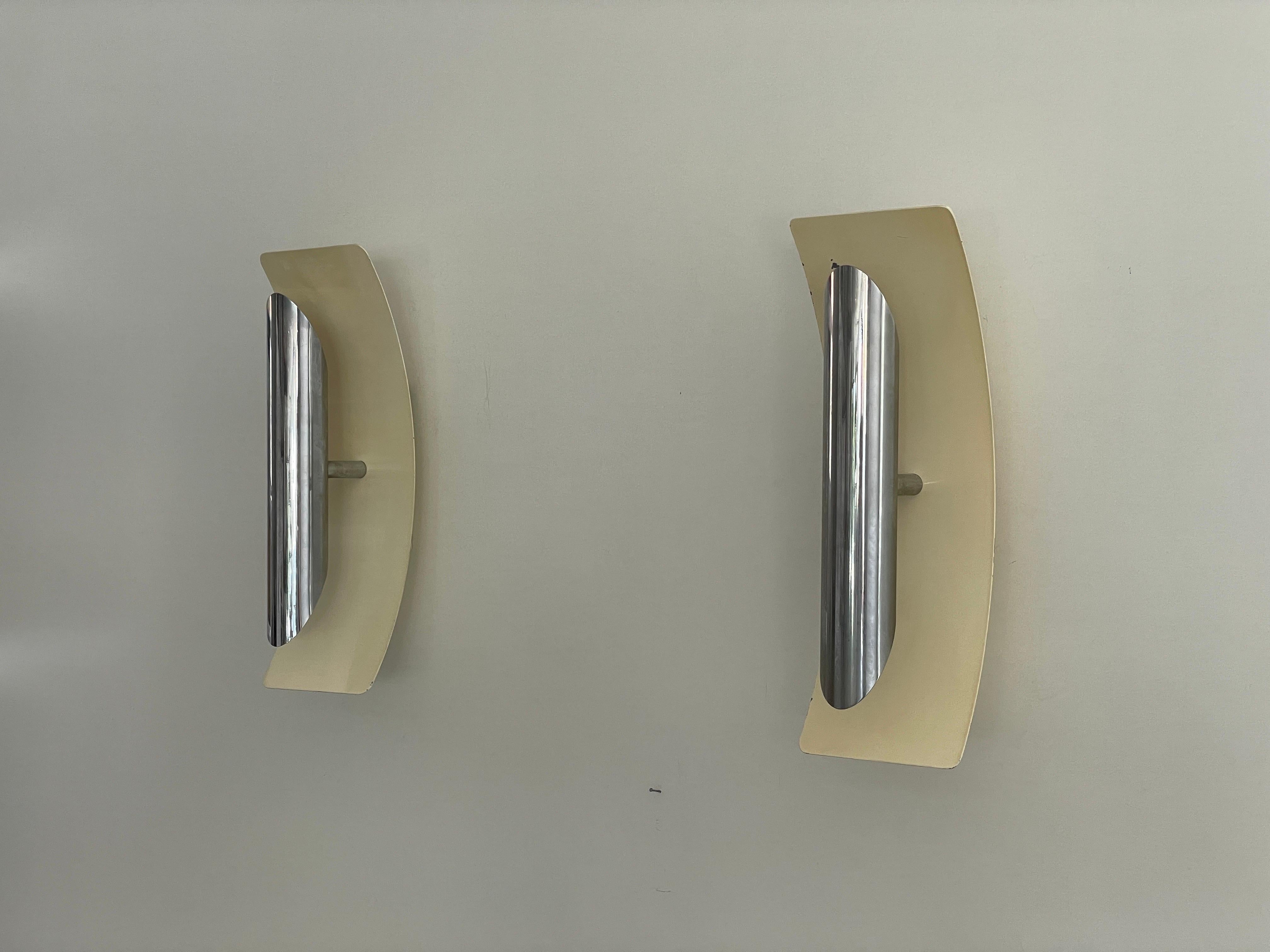 Enamaled Metal and Chrome Head Pair of Wall Lamps by Reggiani, 1960s, Italy

Elegant rare high quality wall lamps.

Lamps are in very good vintage condition.
Wear consistent with age and use

These lamps works with 2x E14 standard light bulbs.