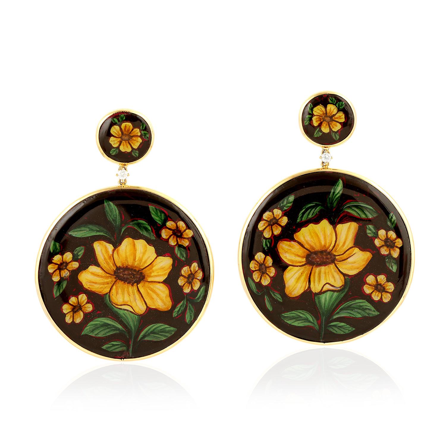 Taille ronde Boucles d'oreilles fleur en or 18 carats avec émail et diamants peints à la main en vente