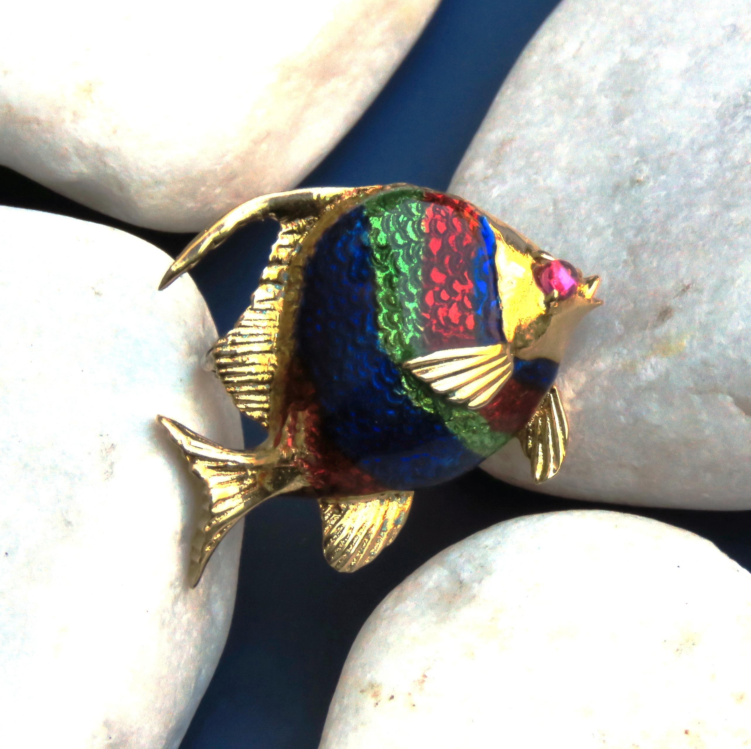 Enamel Yellow Gold Fish Vintage Brooch Handcrafted in Italy In Good Condition In Milano, IT