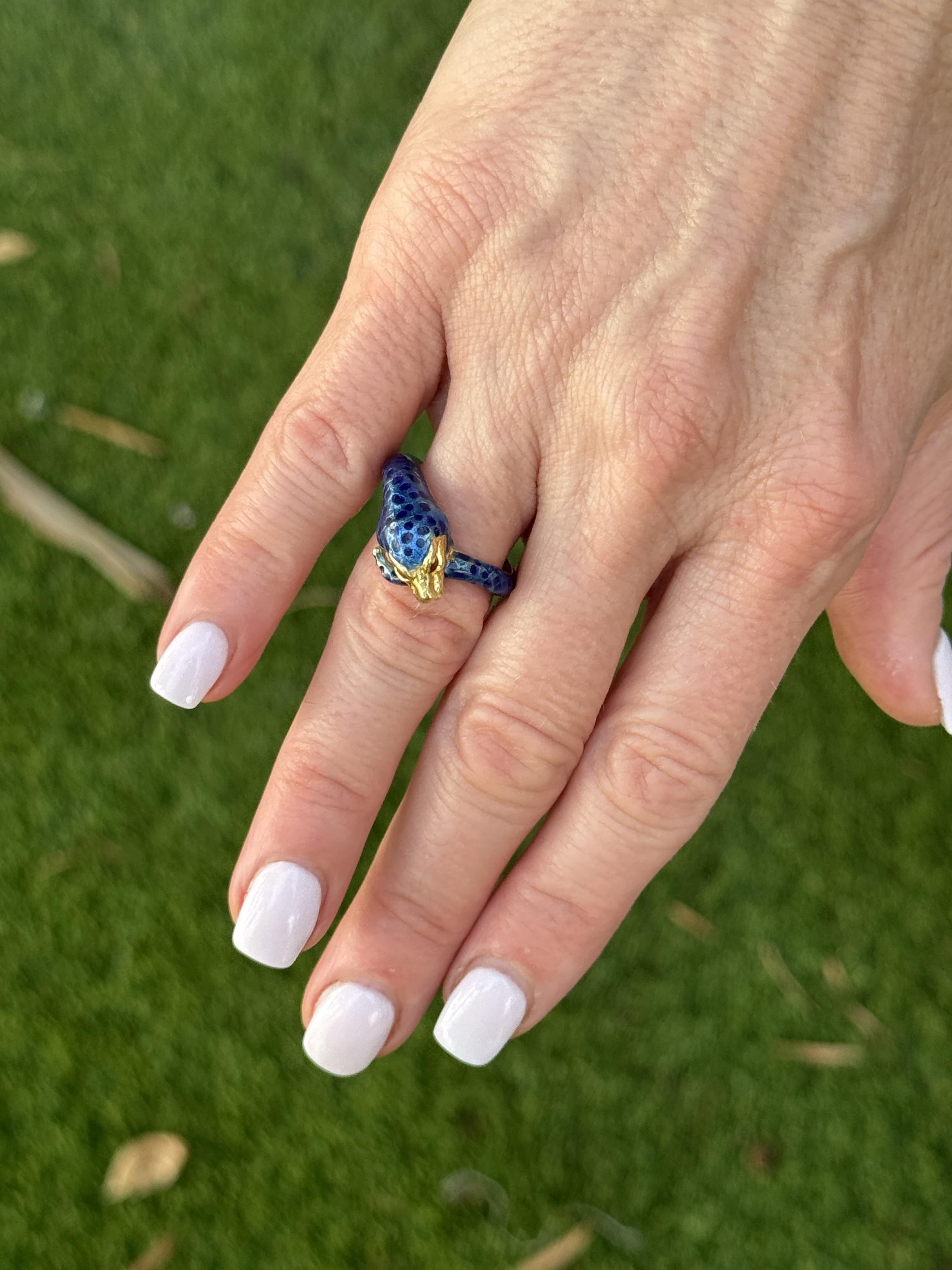 Enamel 18 Karat Yellow Gold Vintage Cougar Band Ring In Excellent Condition In Boca Raton, FL