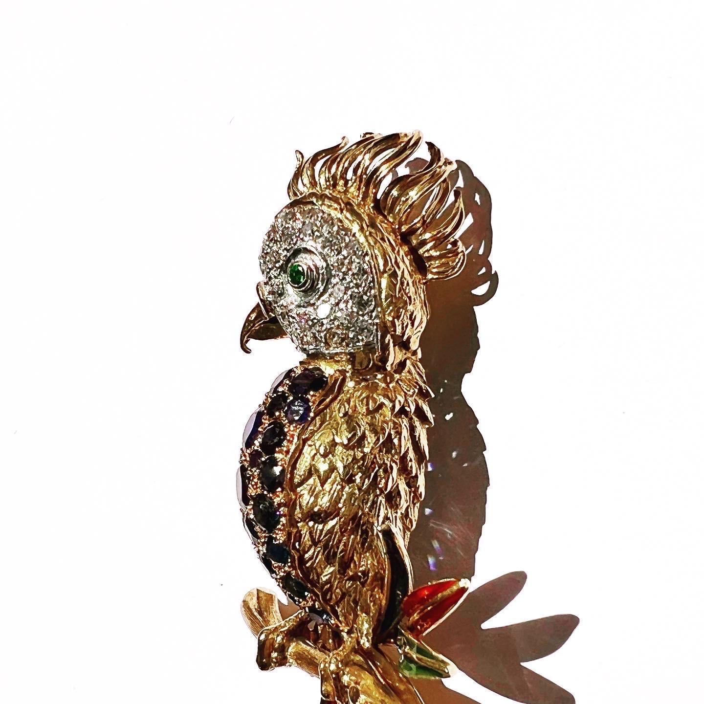 Amazing and original enamel 18K yellow and white gold parrot brooch with pavé setting diamonds and sapphires, and emerald eye..
Looks perfect on a Business Jacket or on a Cocktail Dress.
Diamond: 1 carat. Brilliant cut.
Sapphire: 3.2 carats. Round