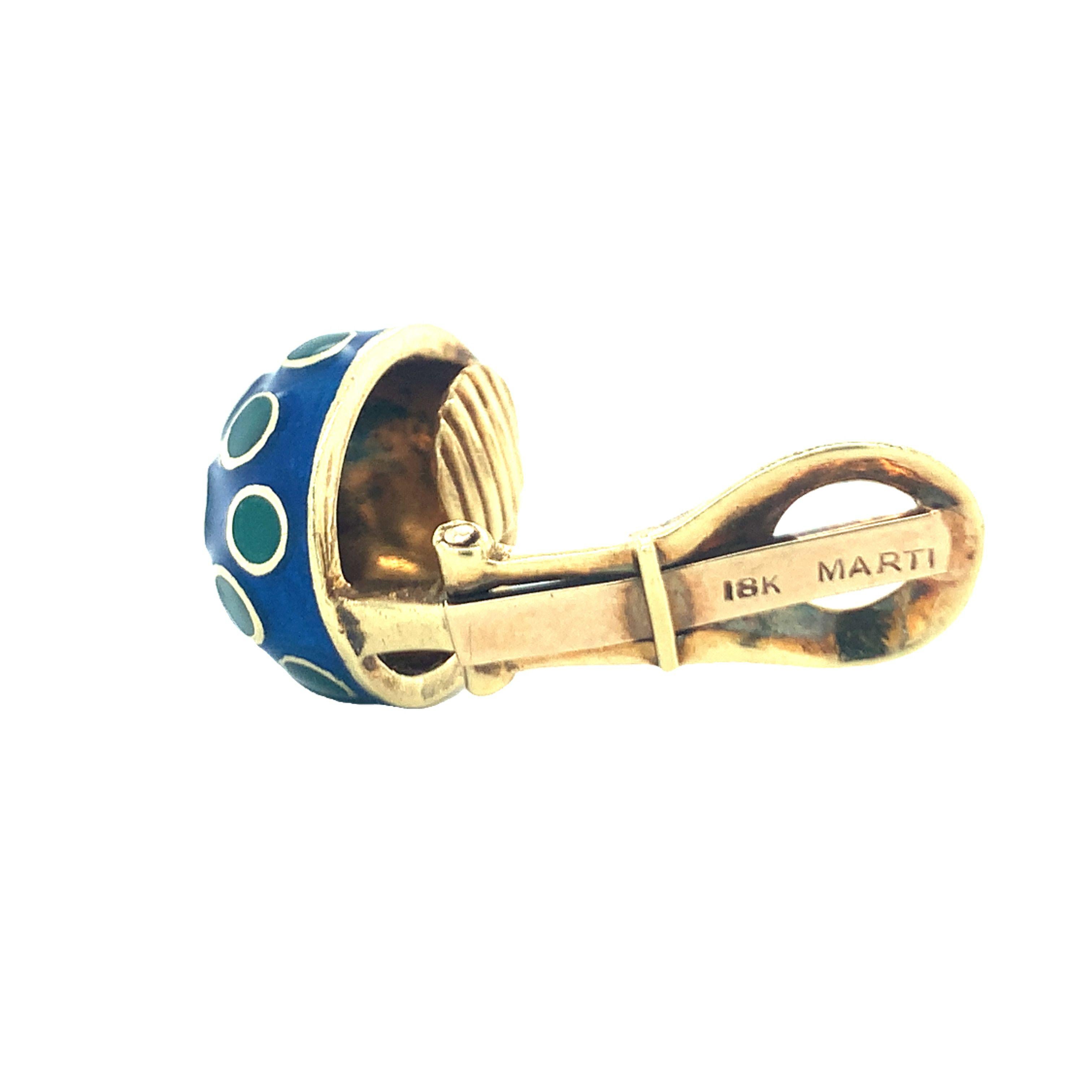 Ein Paar blaue und grüne gepunktete Knopfohrringe aus 18 Karat Gelbgold von Marti (gestempelt) mit einem Durchmesser von 16 Millimetern. Ca. 1970er Jahre.

Schick, liebenswert, süß.

Metall: 18K Gelbgold
Edelstein: Blaue und grüne Emaille
Circa: