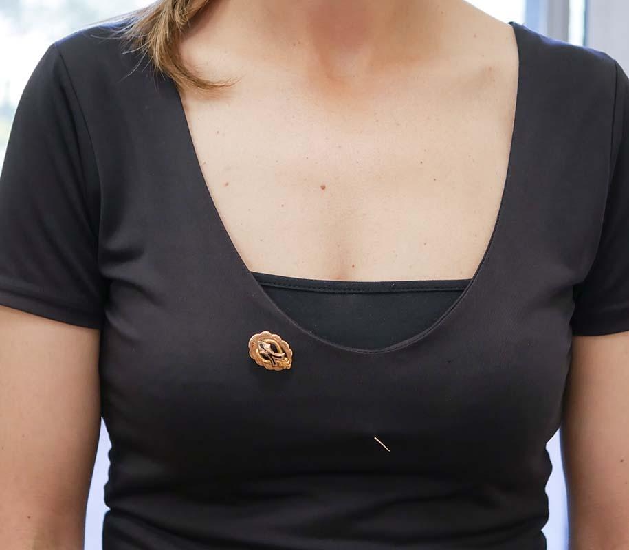 Enamel and 12 Karat Rose Gold Brooch In Good Condition For Sale In Marcianise, Marcianise (CE)