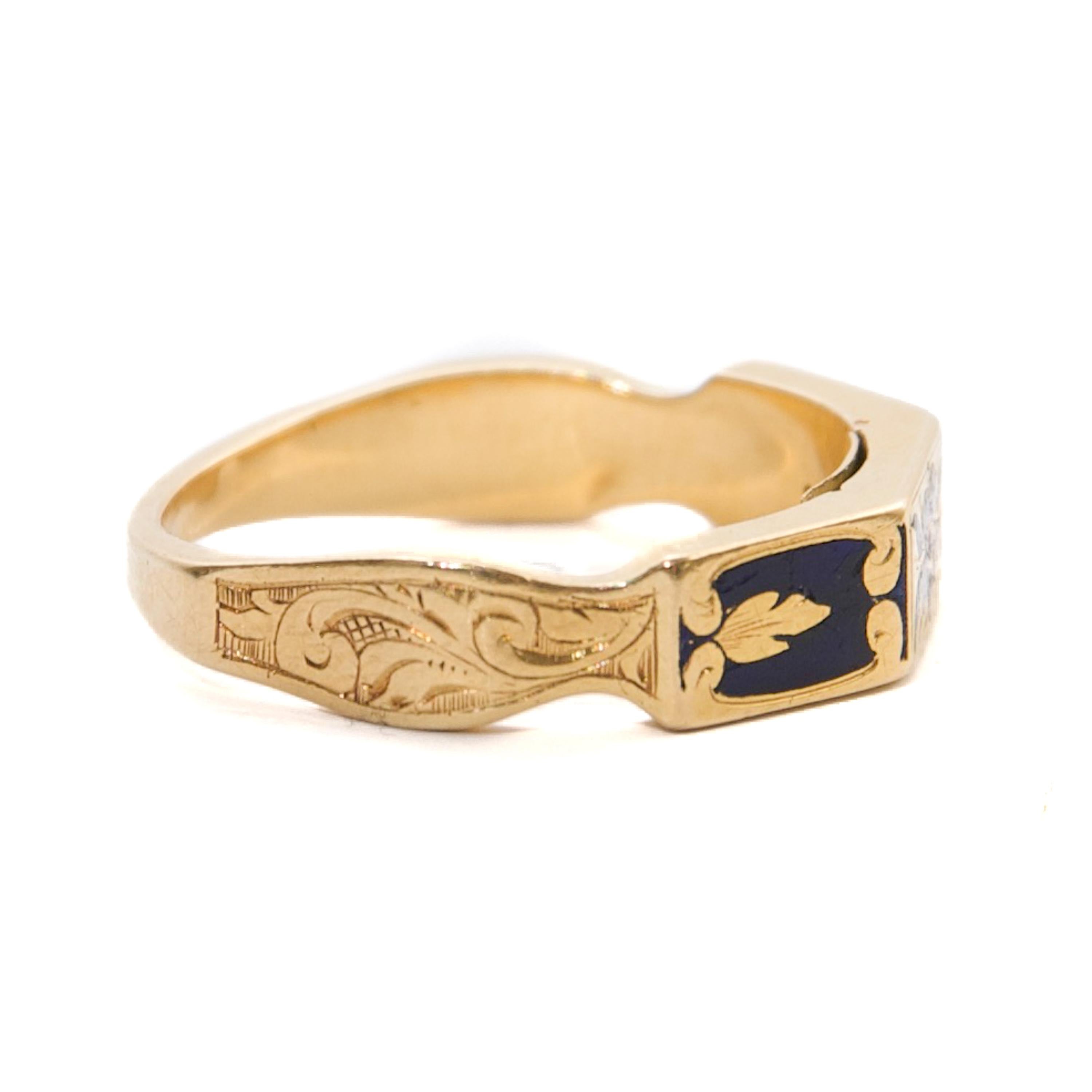 Enamel and 18K Gold Antique Memory Ring with Secret Compartment In Good Condition In Rotterdam, NL