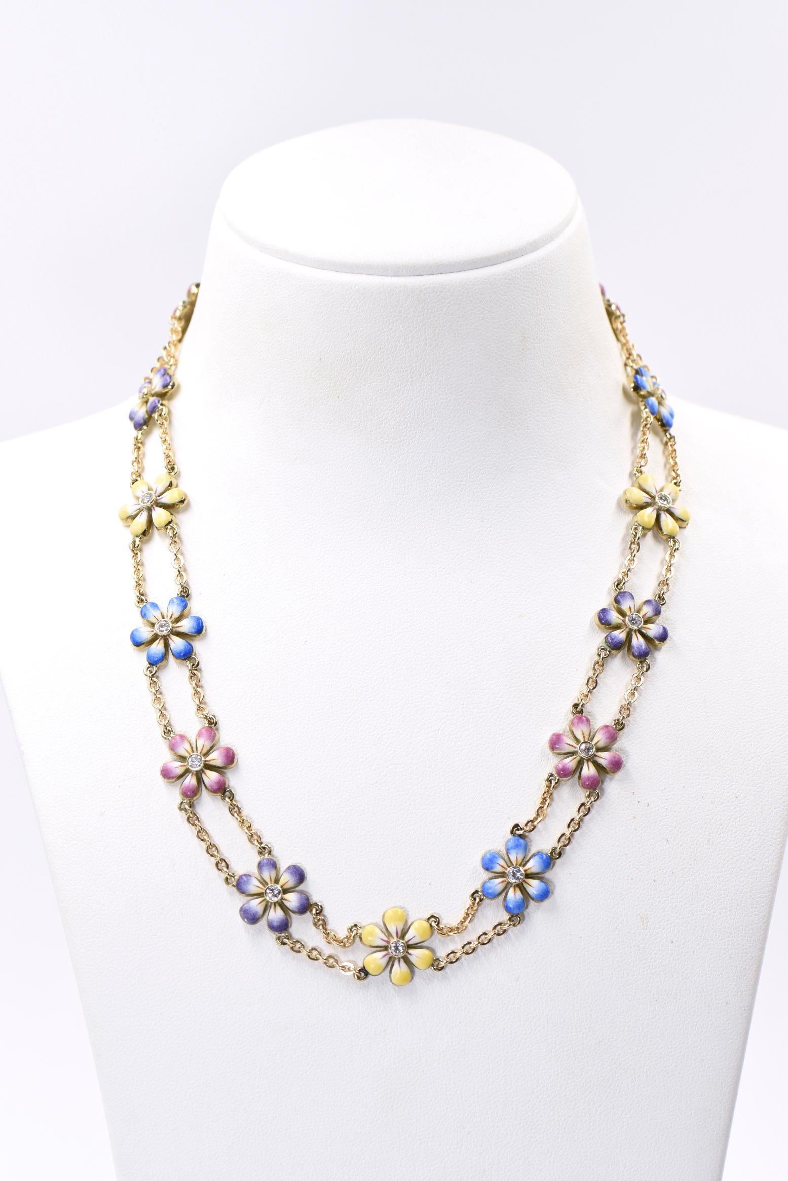 Ce collier de 16 pouces fait partie de la ligne Daisy, une magnifique ligne de bijoux faits main par Sandra J. Sensations.  Chaque fleur est peinte à la main par un artiste en émail. Les fleurs sont en 14k avec des diamants au centre. Chaque diamant