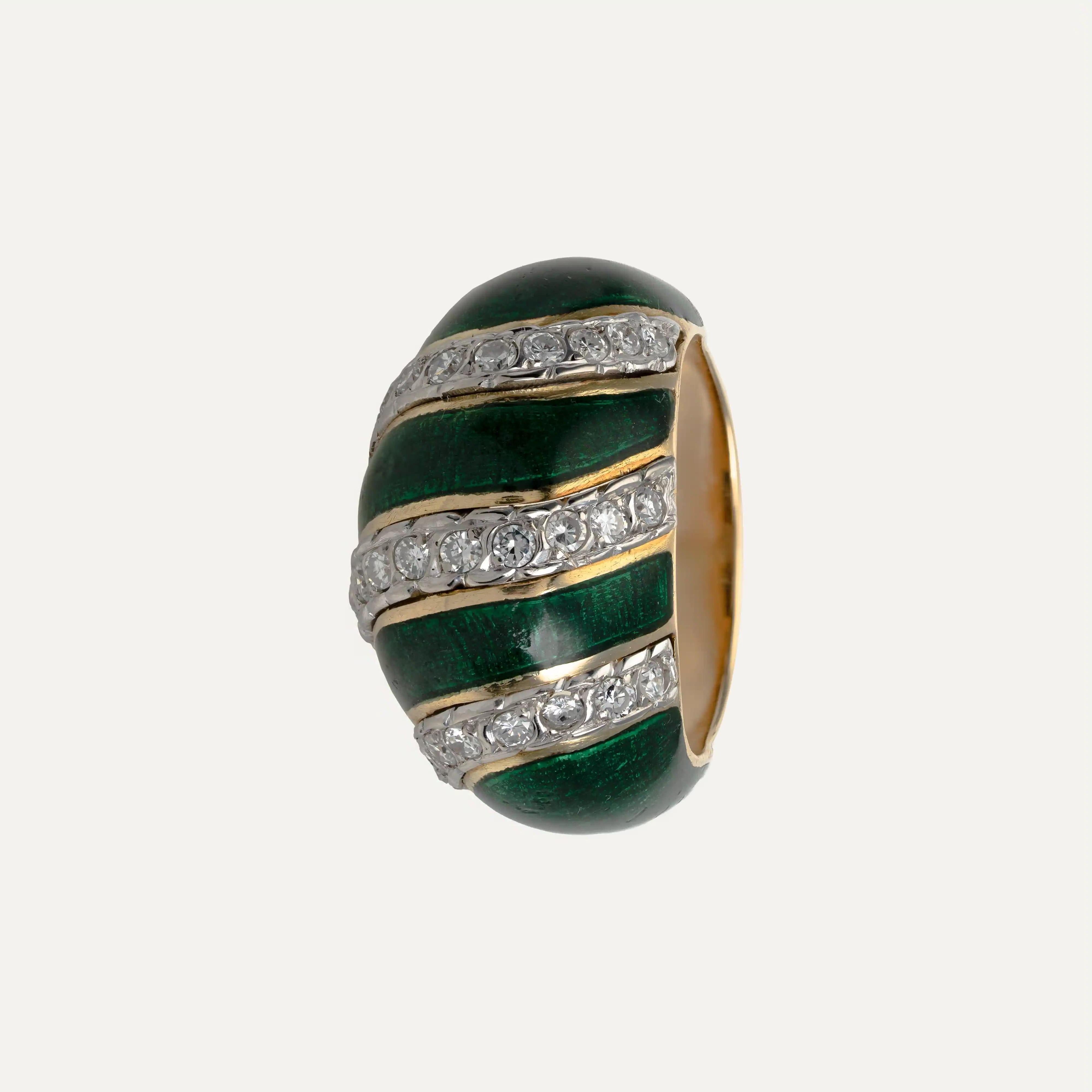 
Anello in oro giallo 18kt - 750‰. Con smalto verde e 3 file diagonali di oro bianco, con 28 diamanti 