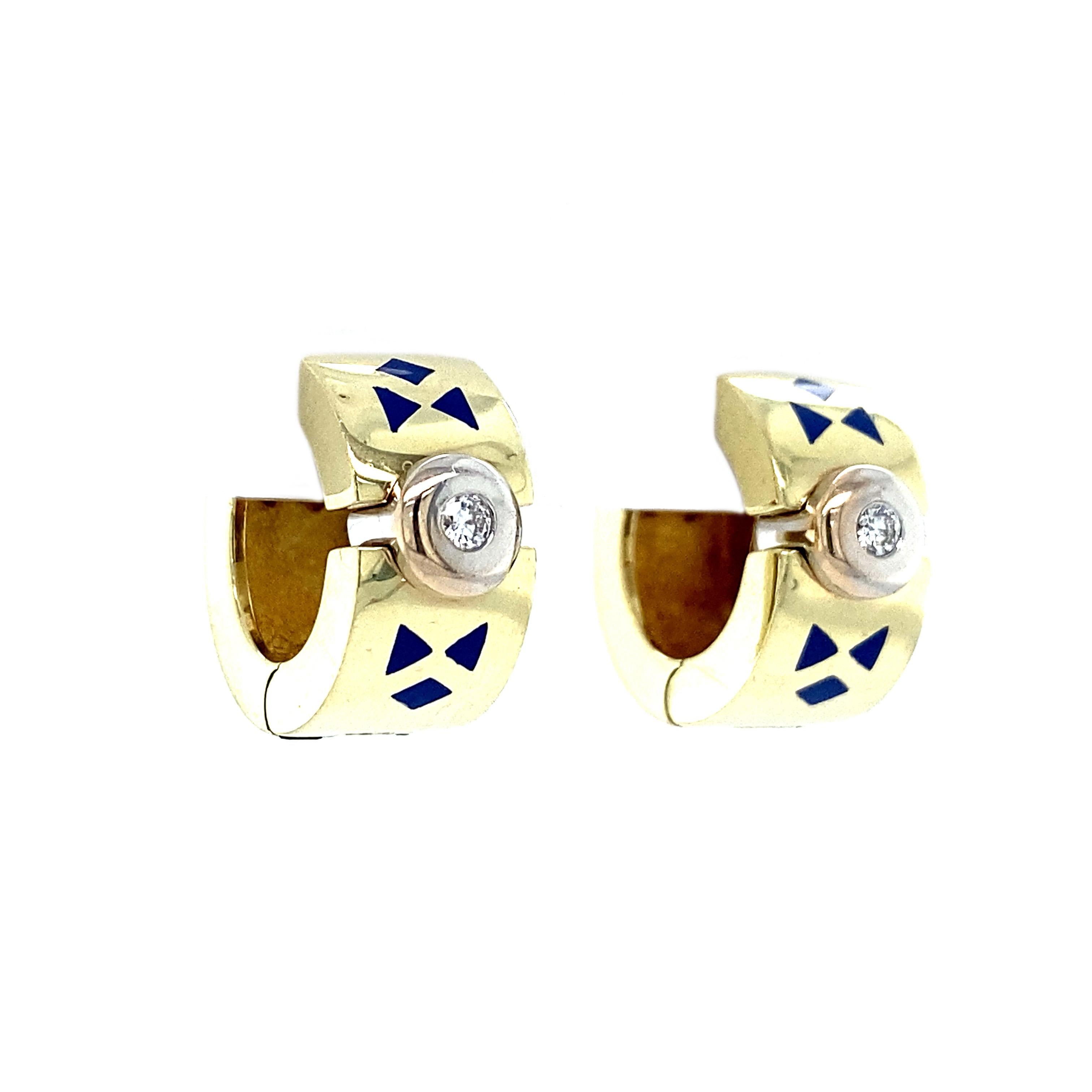 Diese Ohrringe sind aus massivem 14-karätigem Gelbgold gefertigt und mit Diamanten von 0,07 Karat Gesamtgewicht in Weißgoldfassungen besetzt. Sie sind ideal für den Alltag. Geometrische Motive sind kobaltblau emailliert und verleihen den Ohrringen