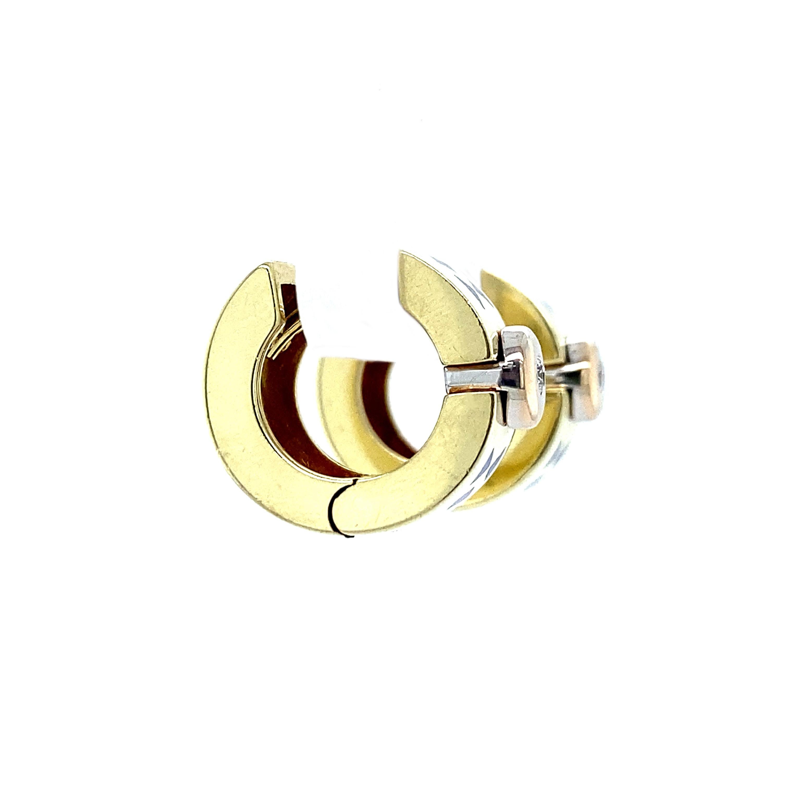 Emaille und Diamanten Huggie Hoop Ohrringe, 14K Gelb- und Weißgold (Brillantschliff) im Angebot