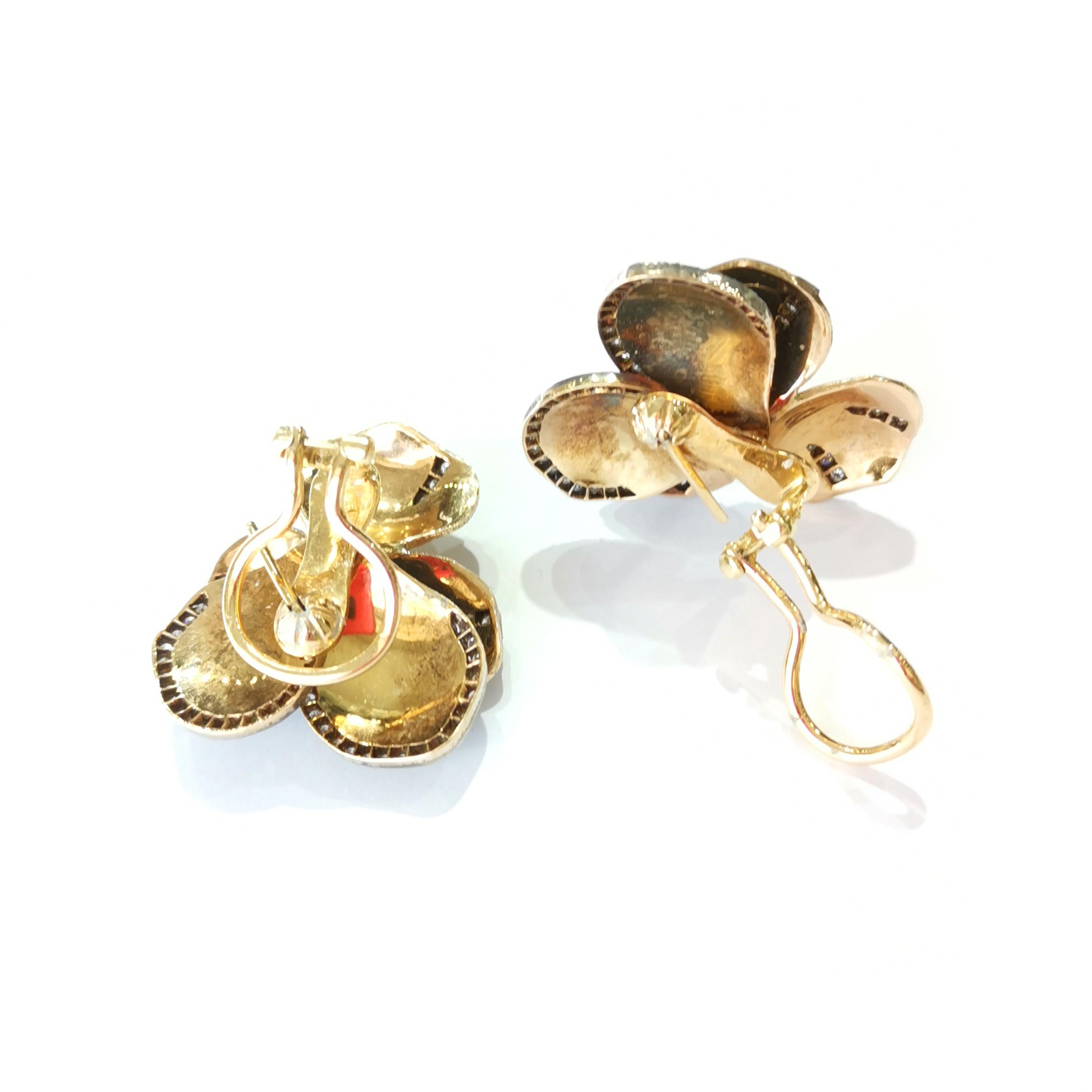 Taille ronde Boucles d'oreilles Fleur de Pensée en émail et diamants en vente