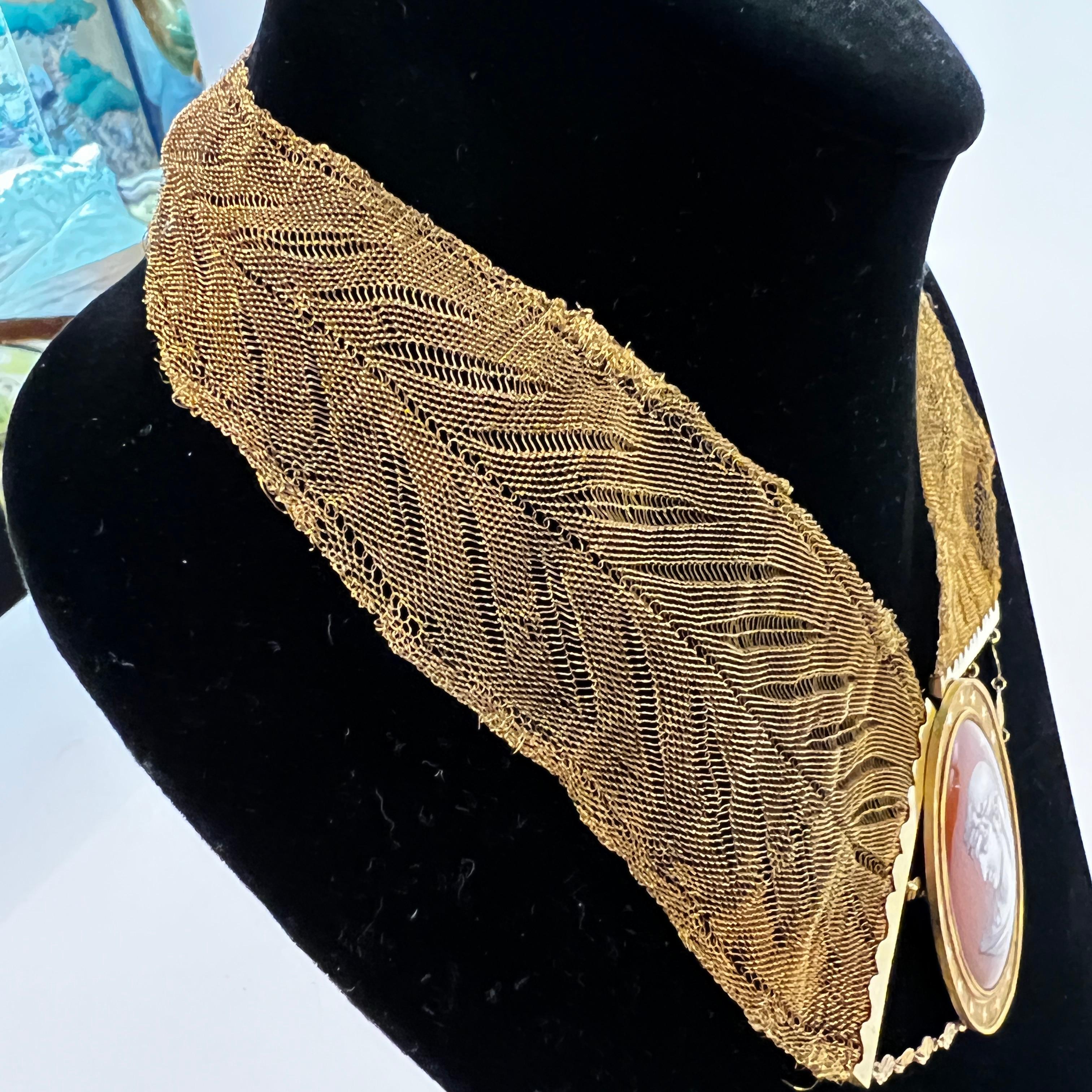 Collier camée en émail et bronze doré représentant la déesse Artemis/Diana en vente 4