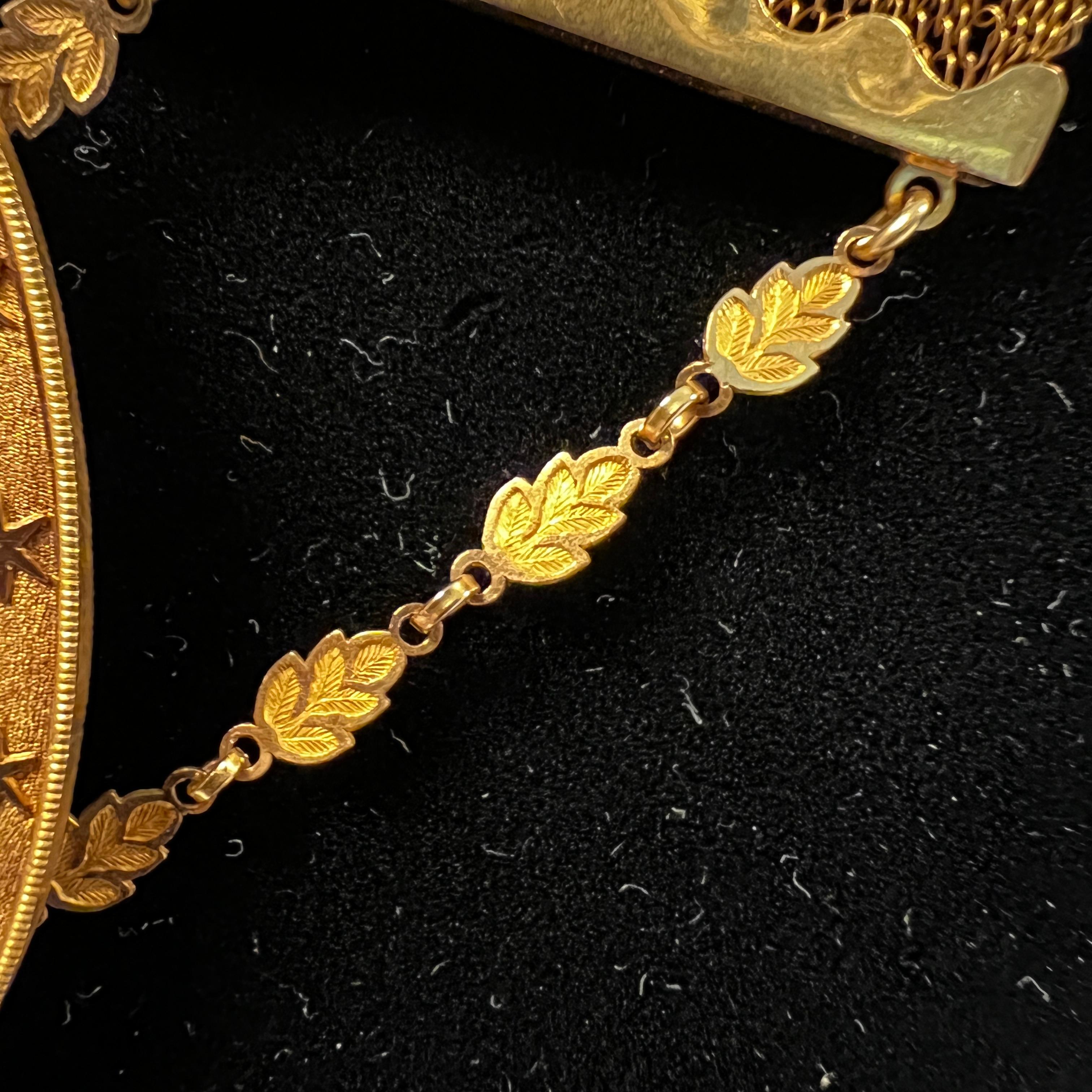 Collier camée en émail et bronze doré représentant la déesse Artemis/Diana en vente 7