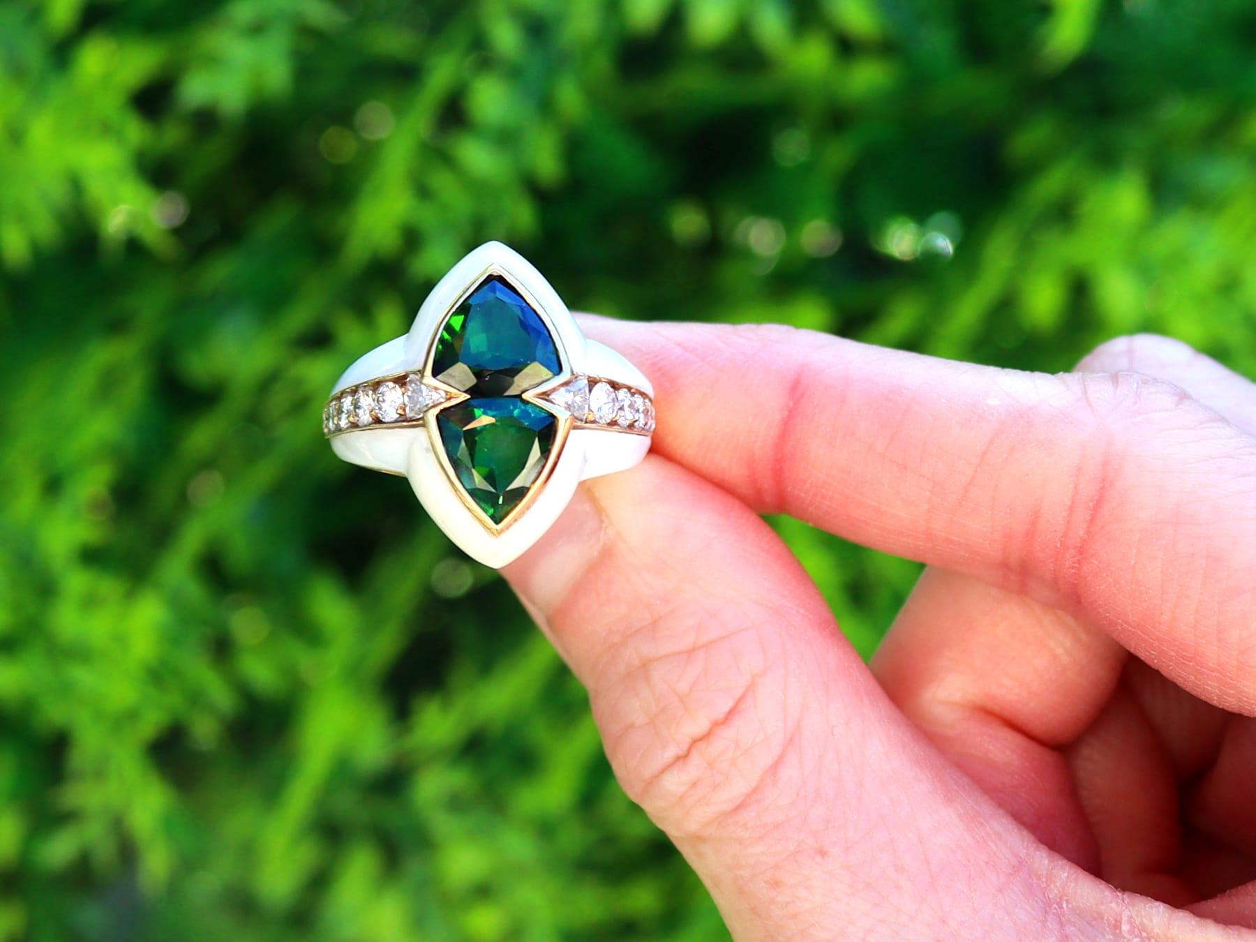 Uno splendido anello in oro giallo 18 carati con smalto contemporaneo, tormalina verde da 3,04 carati e diamante da 0,90 carati; fa parte delle nostre diverse collezioni di gioielli con pietre preziose e gioielli di proprietà.

Questo splendido