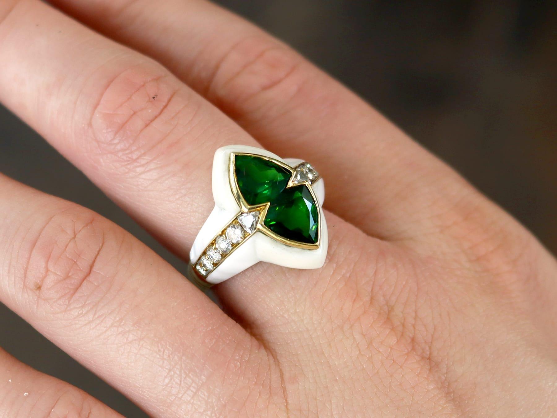 Taglio marquise Anello con smalto e tormalina verde e diamanti in oro giallo in vendita