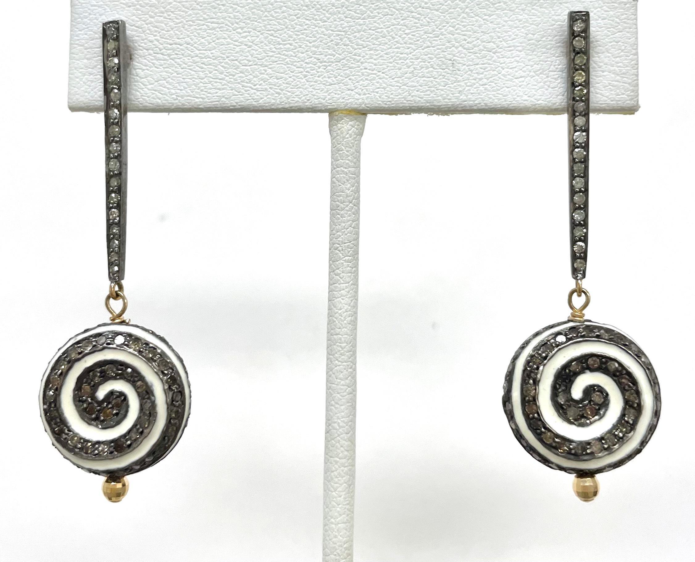 Perle Boucles d'oreilles en forme de roue en émail et diamants pavés en vente