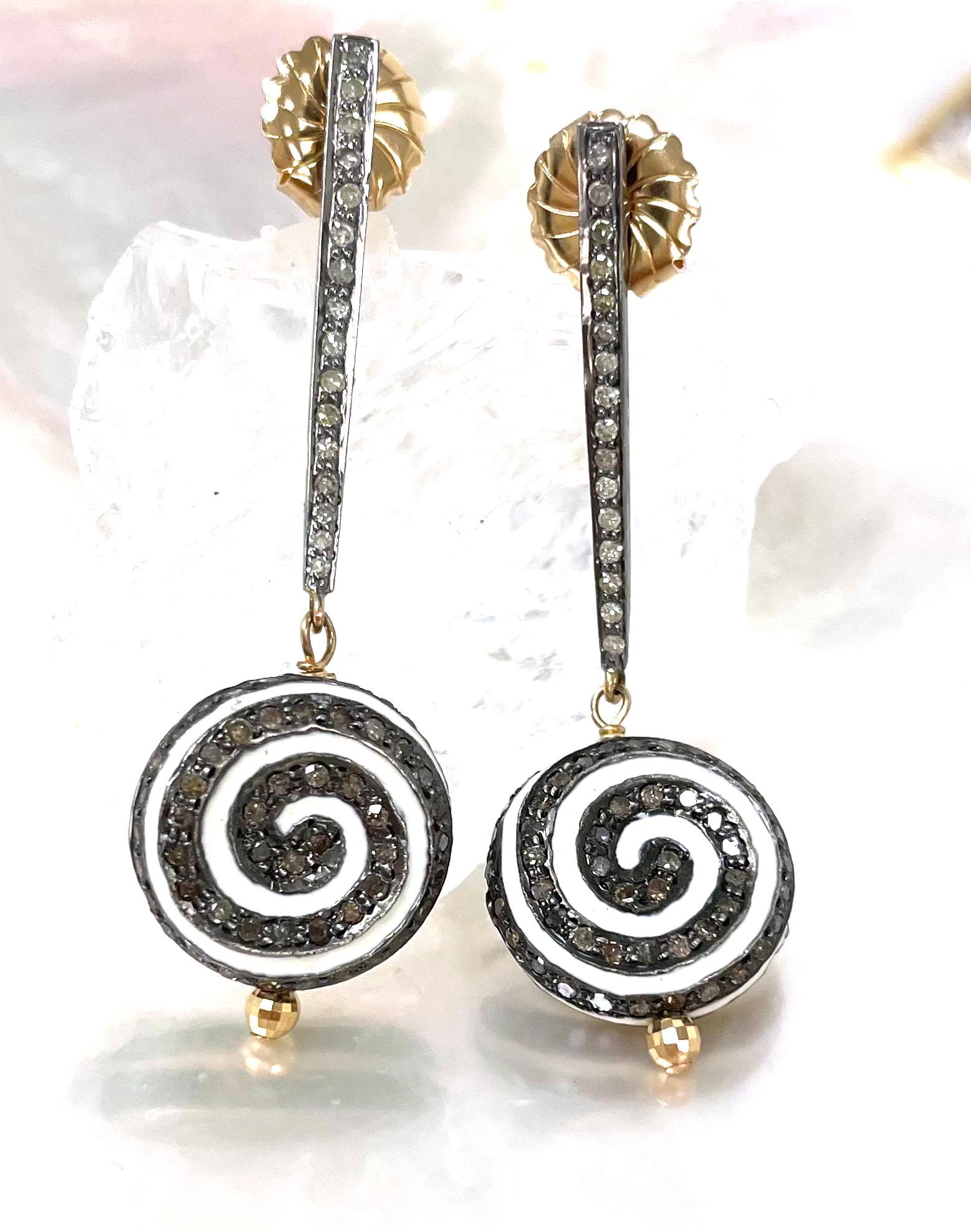 Boucles d'oreilles en forme de roue en émail et diamants pavés Pour femmes en vente