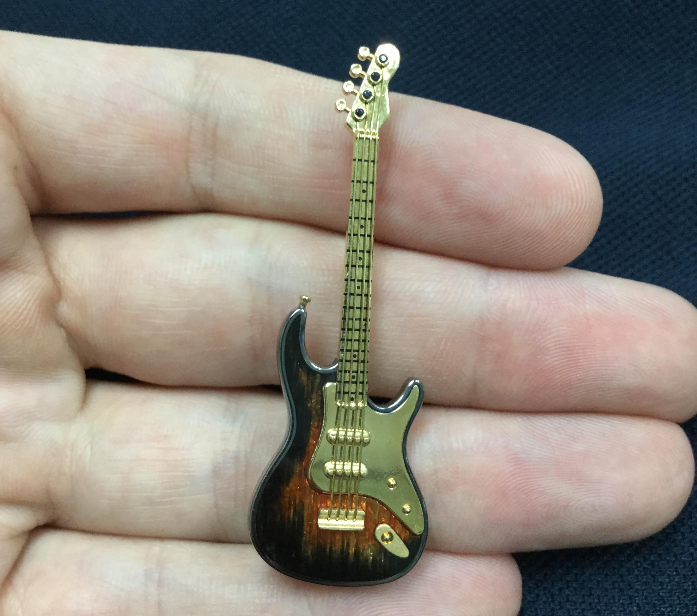 Enamel Black Diamonds 18 Karat Yellow Gold Guitar Brooch In New Condition For Sale In Bangkok, TH