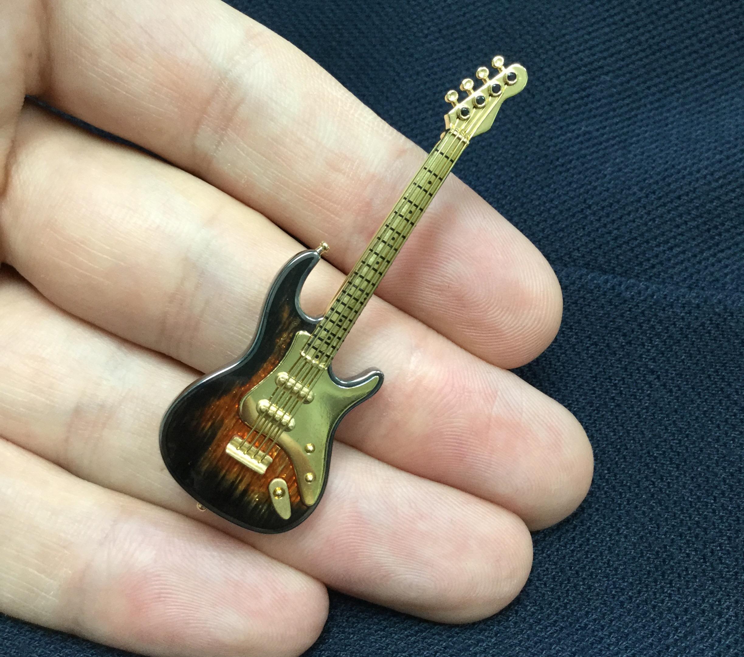Gitarrenbrosche aus 18 Karat Gelbgold mit Emaille und schwarzen Diamanten im Angebot 3