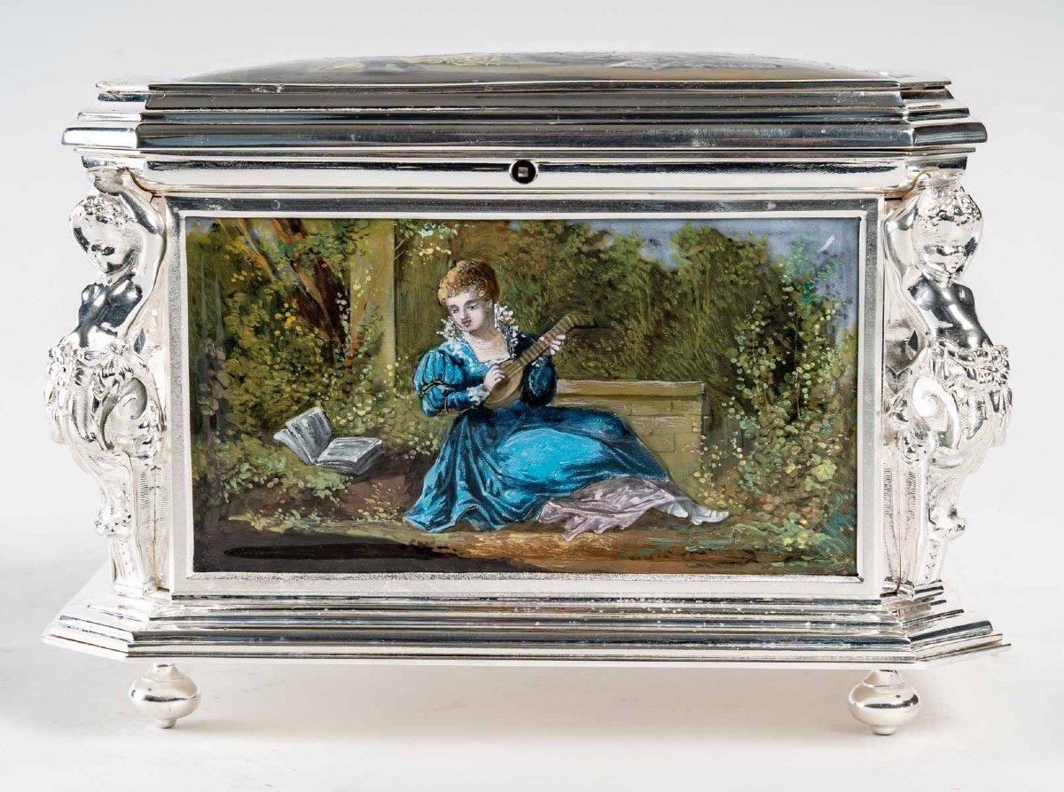 Enamel and silver bronze box, 19th century
Enamel and silver bronze box 
with 5 enamel plates painted with a rocaille style decoration
after Jean Honoré Fragonard 
Signed L Coblentz (Lèvy Coblentz 1828-1900)
Napoleon III period
In perfect