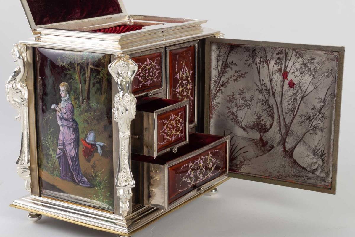 Important jewelry box in enamel and silver bronze, concealing four drawer compartments.

Signed by L. GOBLENTZ

Late 19th century, Napoleon III period

Measures: H 21cm, W 20cm, D 15cm.