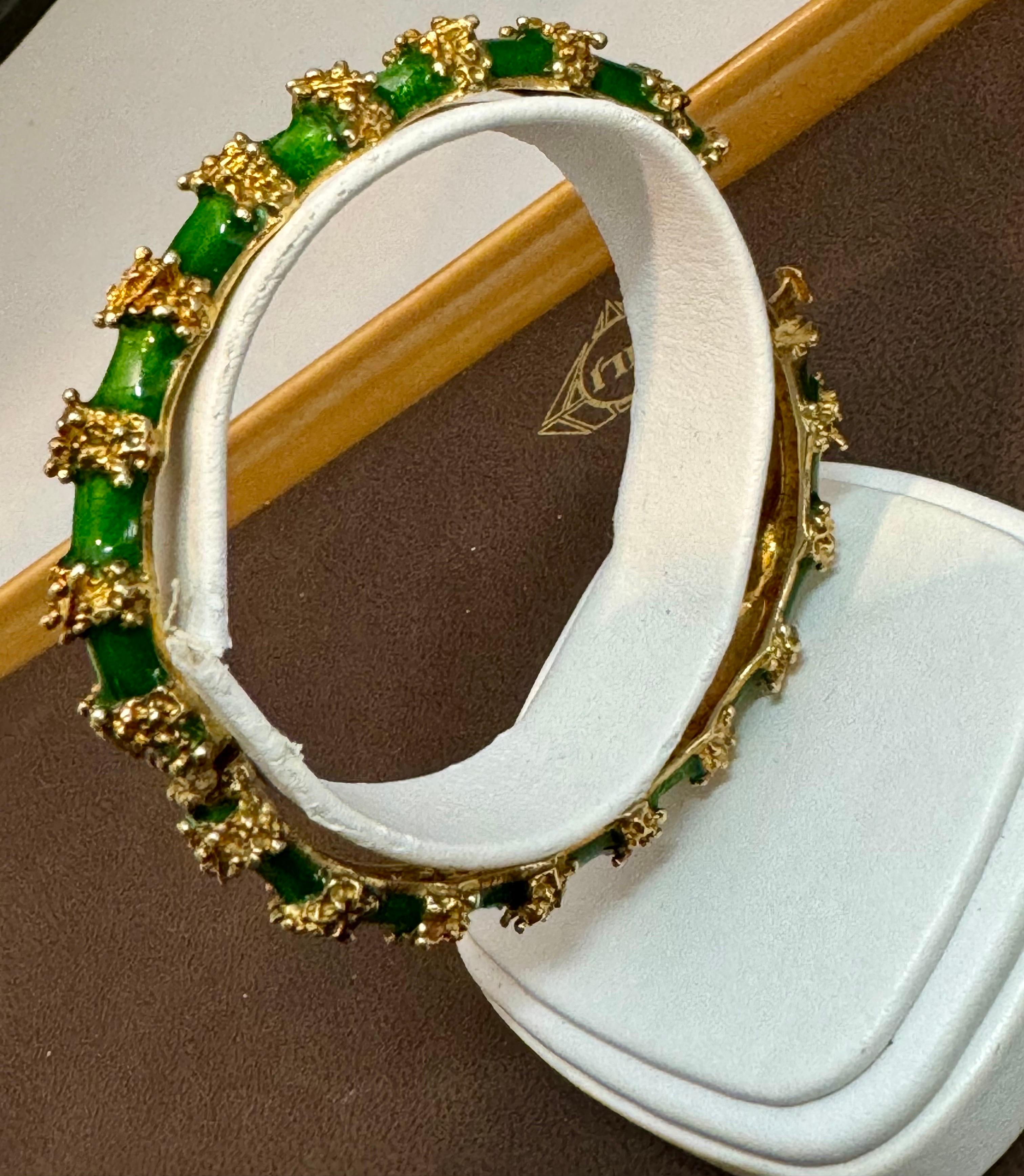 Paire de bracelets en émail vintage un blanc un vert en or jaune 18 carats 75 gm
Il est doté d'un bracelet  Bracelet en or jaune 18 carats 
S'ouvre d'un côté avec un fermoir et un dispositif de sécurité
Il mesure 2,3 pouces  de l'ouverture depuis