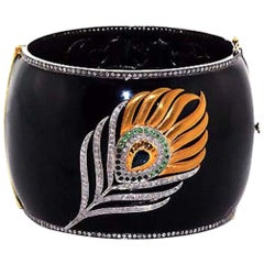 Bracelet jonc en émail avec motif de plumes, plusieurs pierres précieuses et diamants pavés