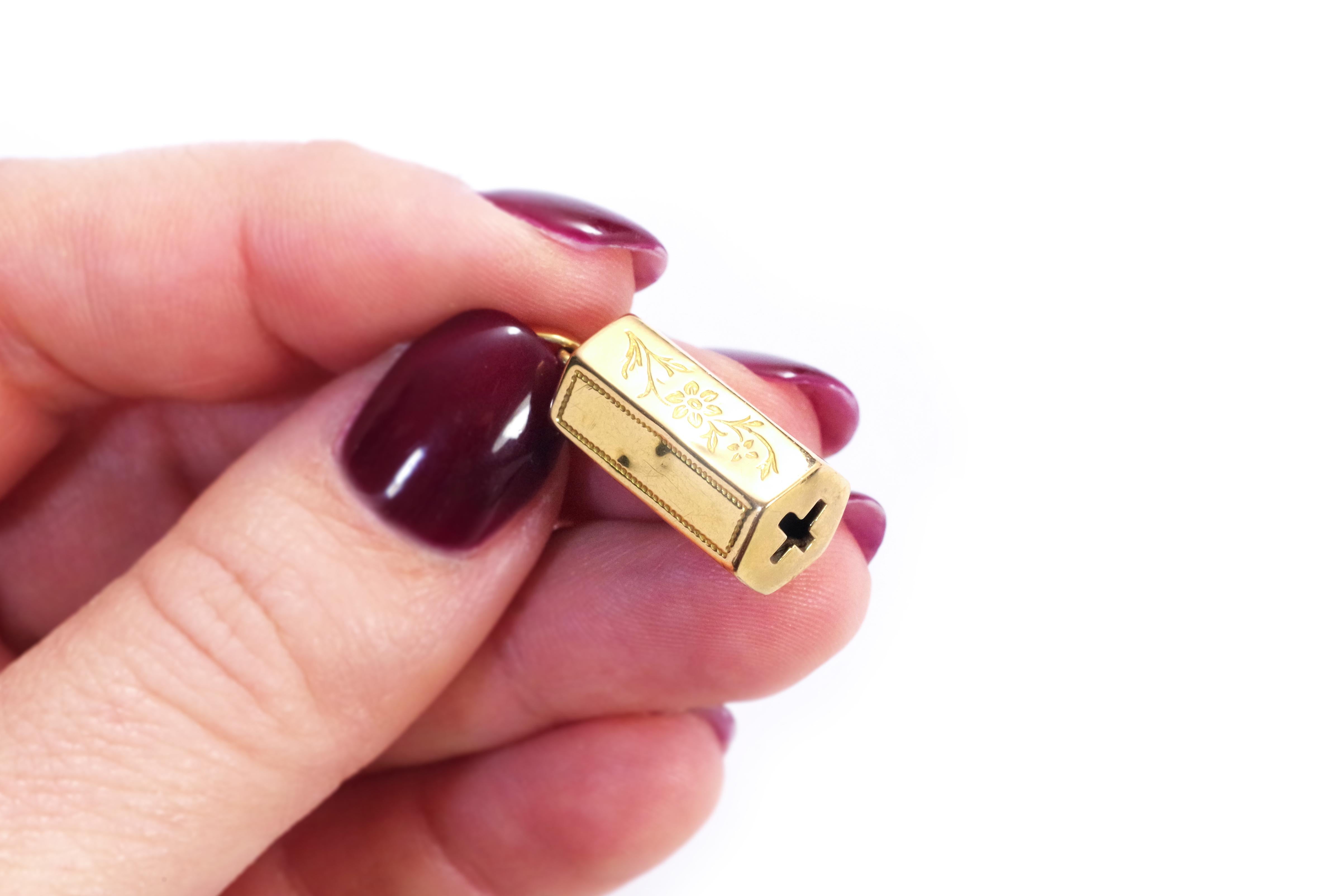 Anhänger mit Emaille-Fassverschluss aus 18k Gold (Viktorianisch) im Angebot