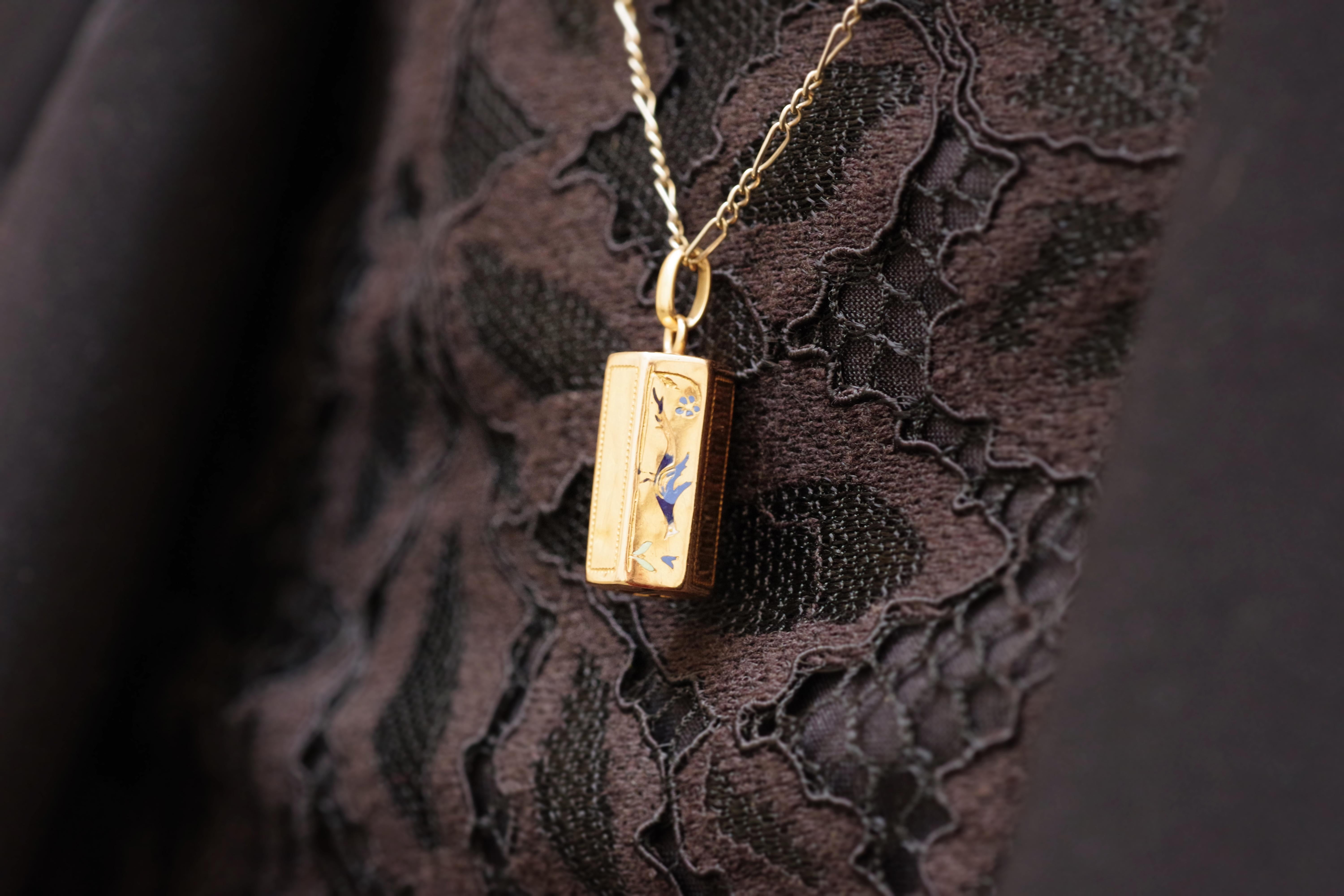 Anhänger mit Emaille-Fassverschluss aus 18k Gold für Damen oder Herren im Angebot