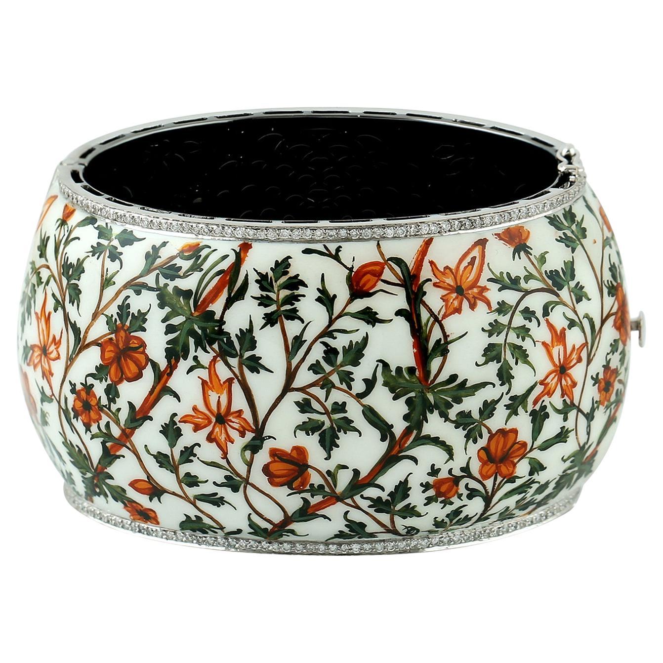 Manchette en émail avec motif floral peint à la main et diamants pavés autour du bord en vente