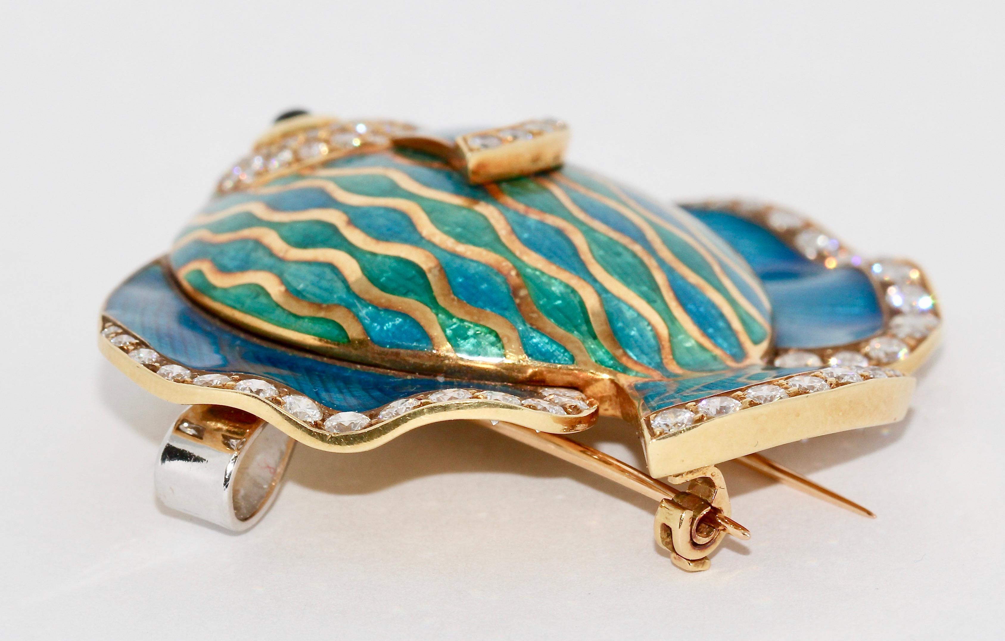 Broche et pendentif en émail représentant un poisson ornemental exotique, en or 18 carats et diamants en vente 3