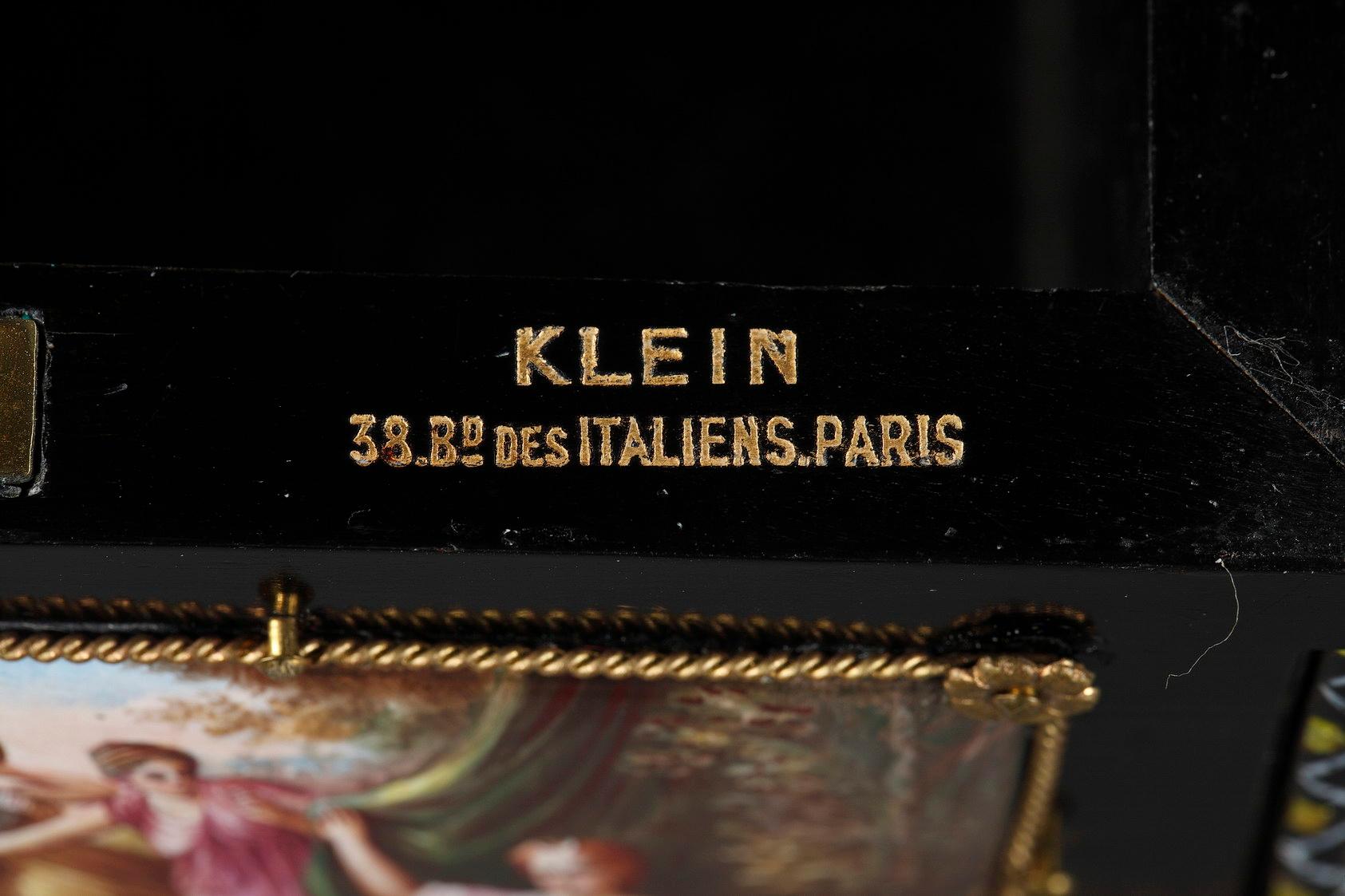 Cofre de esmalte con escenas mitológicas firmado Klein en París en venta 7
