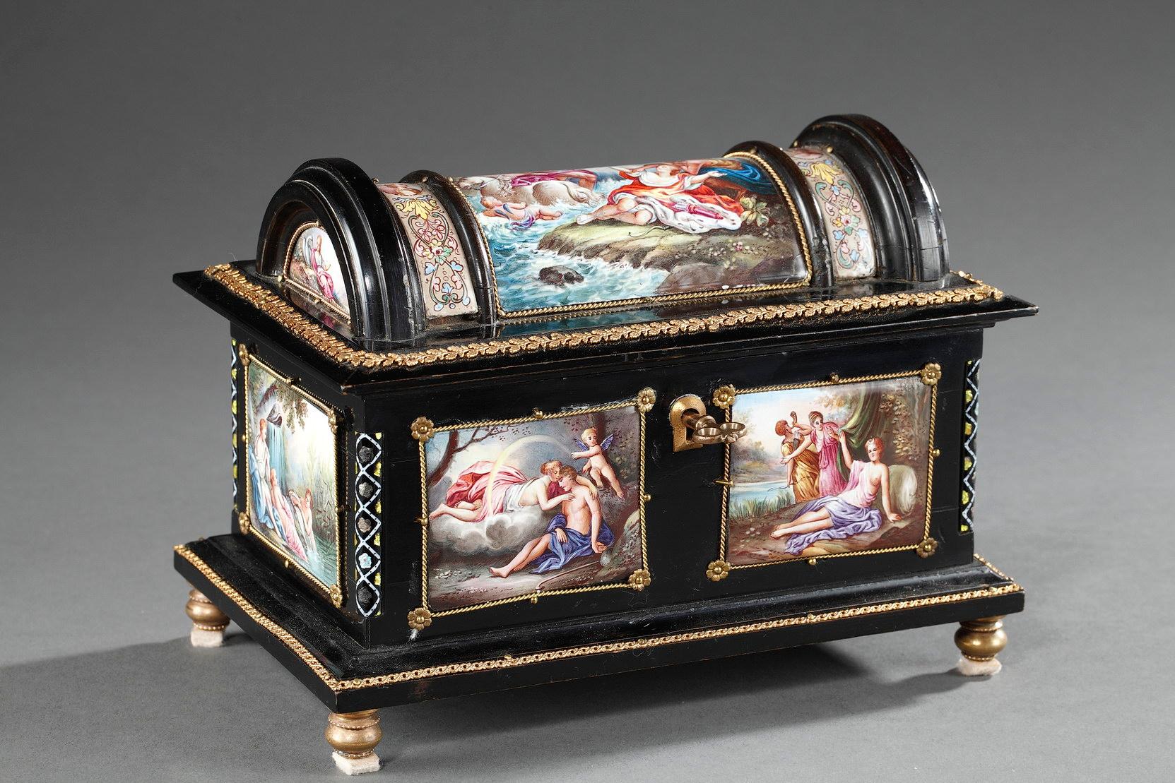 Pequeña arqueta rectangular de esmalte decorada con escenas mitológicas enmarcadas con rayas y flores retorcidas de ormolu. La Violación de Proserpina por el dios Plutón adornan la tapa. El cuerpo de la arqueta representa a Diana despertada por sus