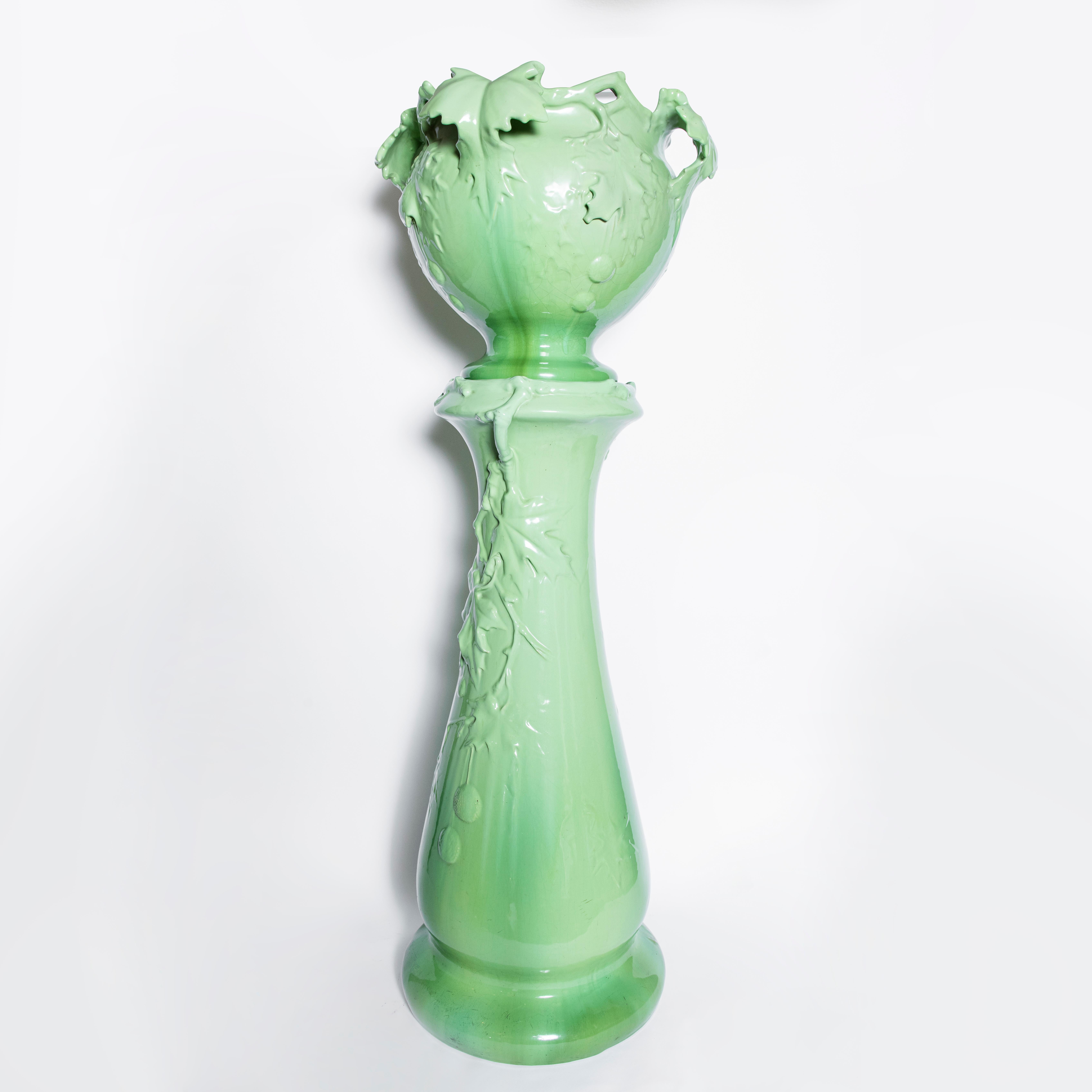 Enamel ceramic planter. Art Nouveau period, France, early 20th century.
Attributed to Delphin Massier.

Planter dimensions: 48 cm diameter, 38 cm height.
Base dimensions: 39 cm diameter, 90 cm height.