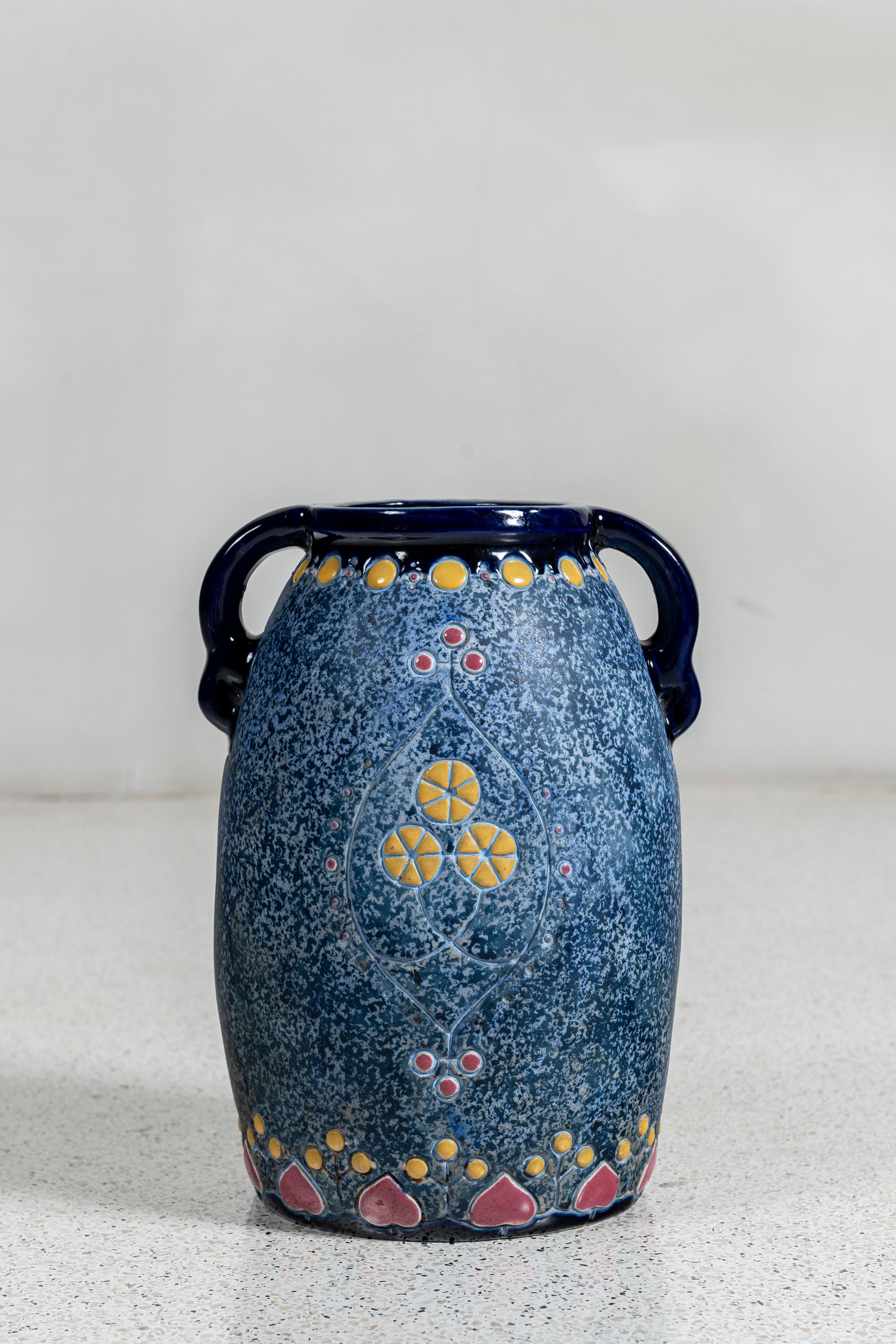 Autrichien Vase en céramique émaillée signé Amphora, Autriche, vers 1920. en vente