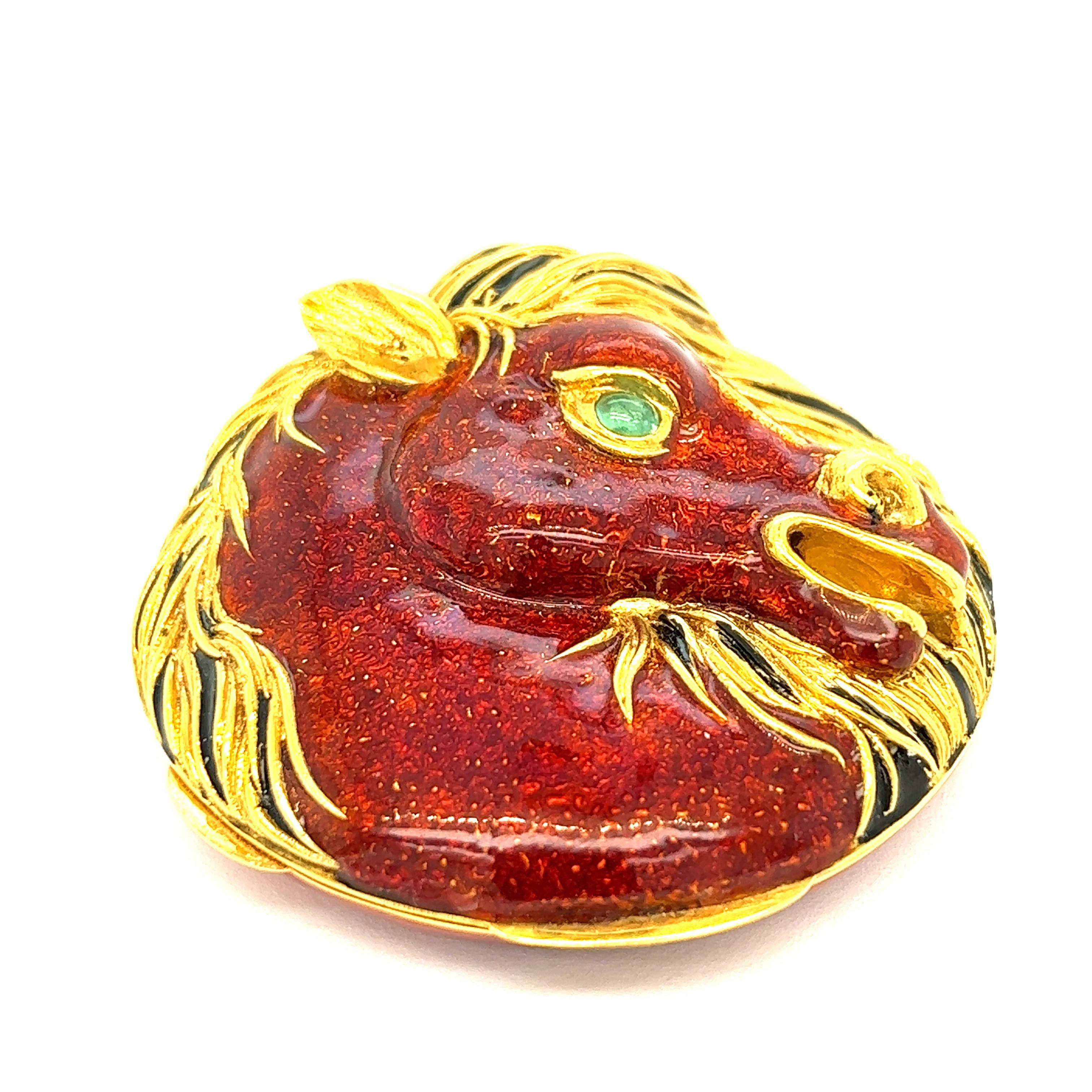 Enamel chrysoprase horse compact case

Possibly made by Frascarolo, a horse head made out of enamel with a chrysoprase eye, 18 karat yellow gold; marked 038, 750

Size: width 2.25 inches, length 2.25 inches
Total weight: 107.1 grams