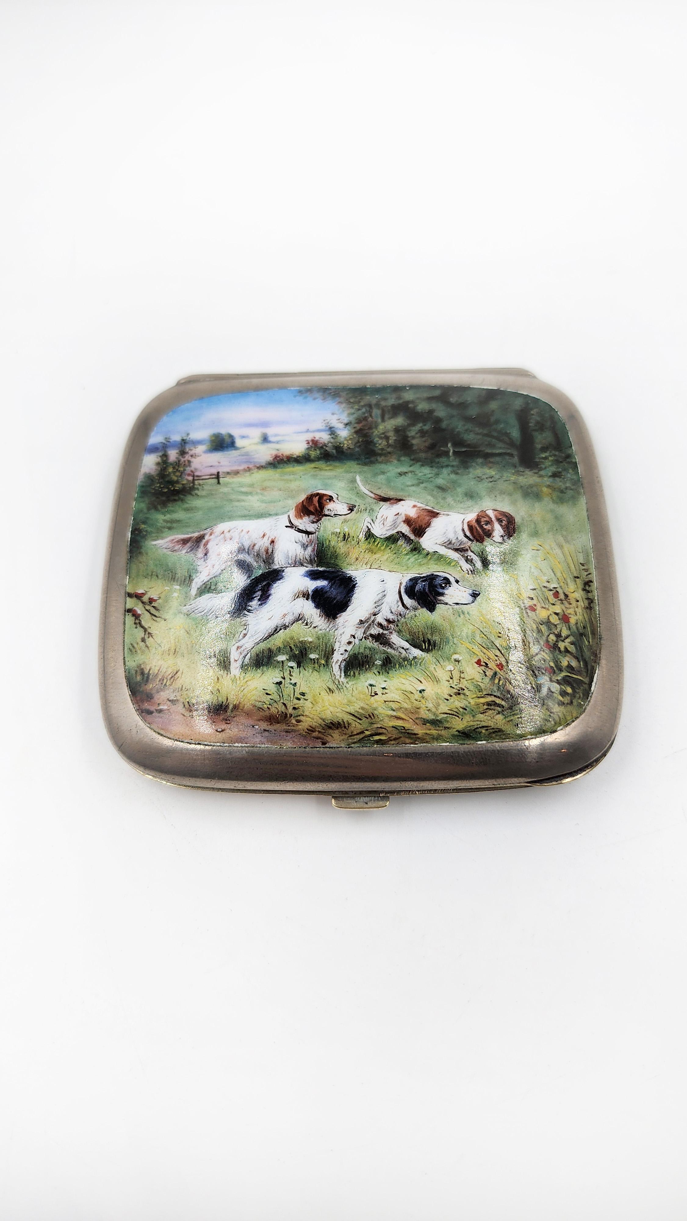Enamel cigarette case with hunting dog design In Good Condition For Sale In Autonomous City Buenos Aires, CABA
