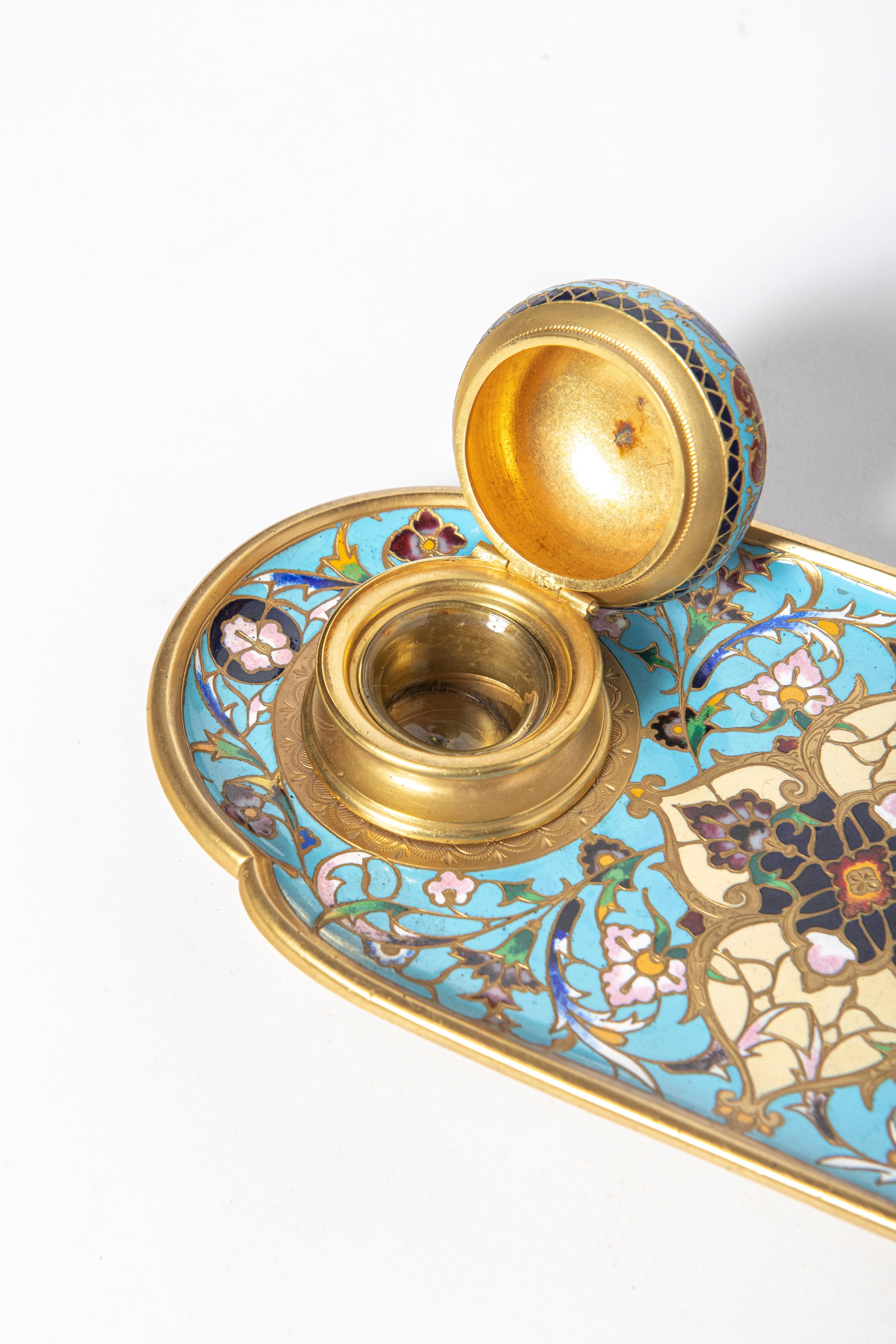 Enamel cloissoné and gilt bronze inkwell. France, late 19th century. In Good Condition For Sale In Buenos Aires, Buenos Aires