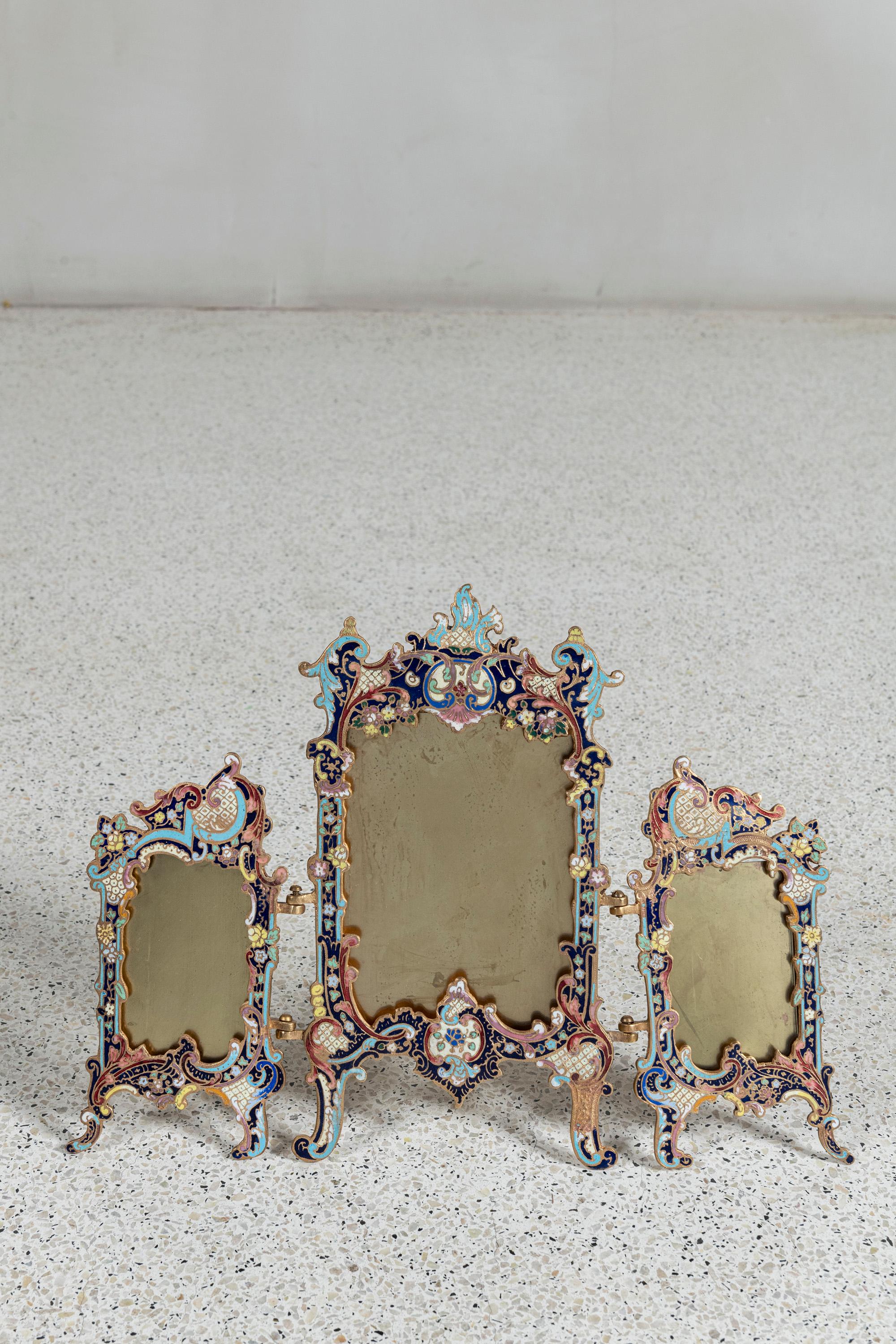 French Enamel cloissoné and gilt bronze picture frame. France, late 19th century. For Sale