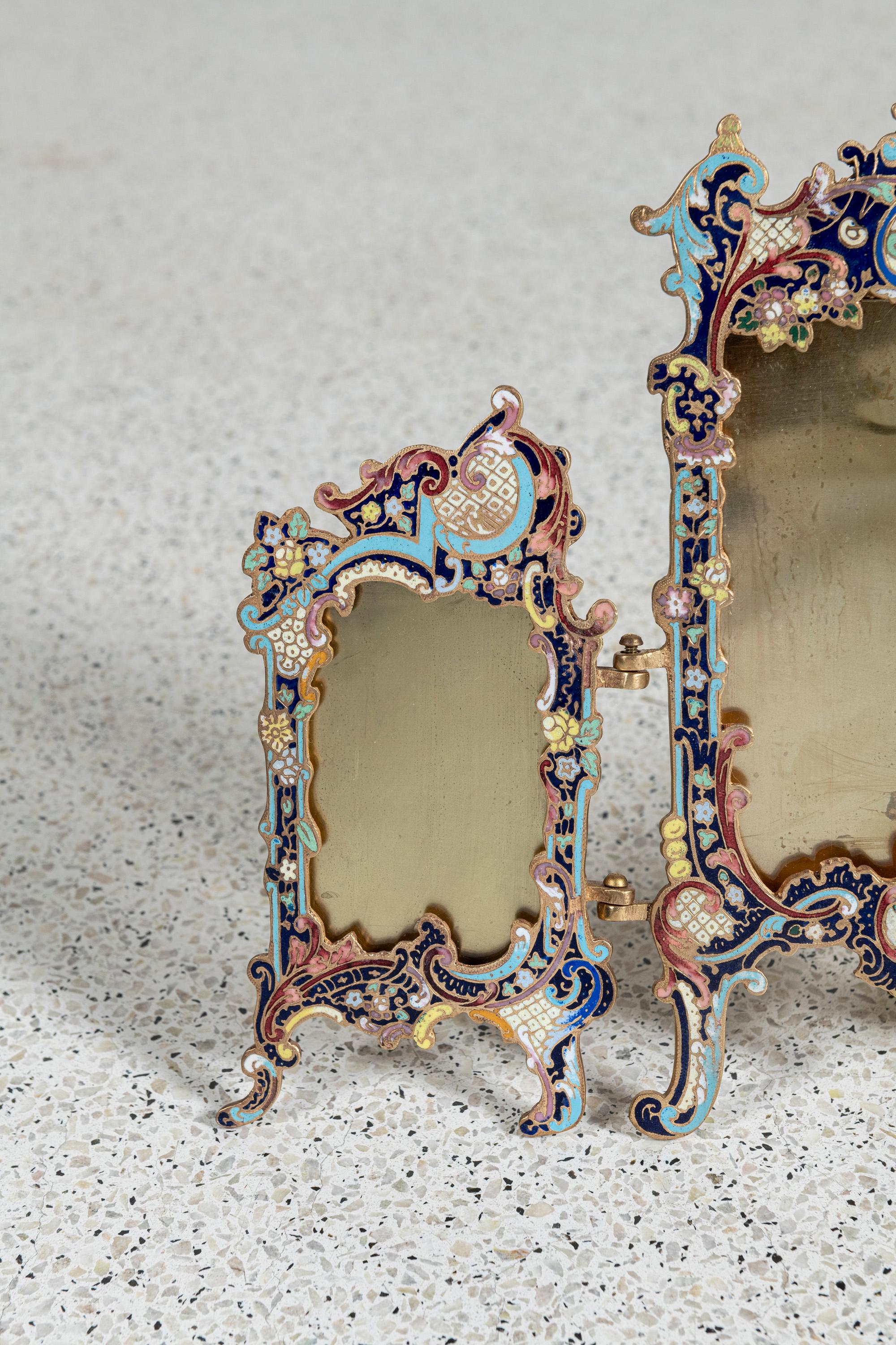 Enamel cloissoné and gilt bronze picture frame. France, late 19th century. In Good Condition For Sale In Buenos Aires, Buenos Aires