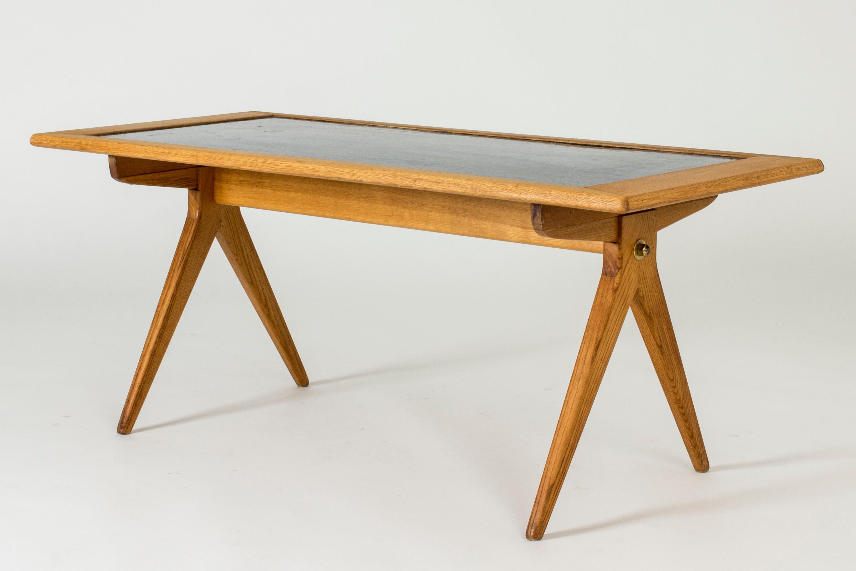 Table basse de Stig Lindberg, conçue pour NK. Remarquable plateau de table en émail avec un motif ondulé sous-marin, dans un élégant cadre en chêne.