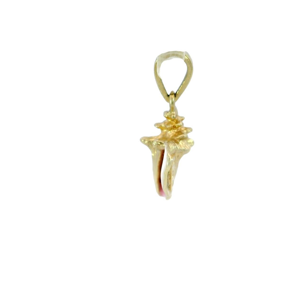 Pendentif en or jaune 14K avec breloque en émail en forme de coquille de conque 3D 

Ce pendentif vintage en or 14 carats à breloques en forme de coquille de conque est une pièce captivante qui apporte une touche océanique à toute collection de