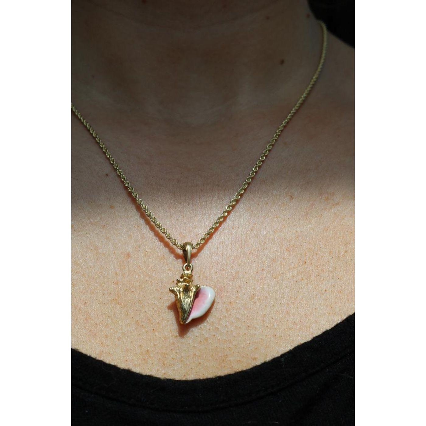 Moderne Pendentif en or jaune 14K avec breloque en émail en forme de coquille de conque 3D en vente