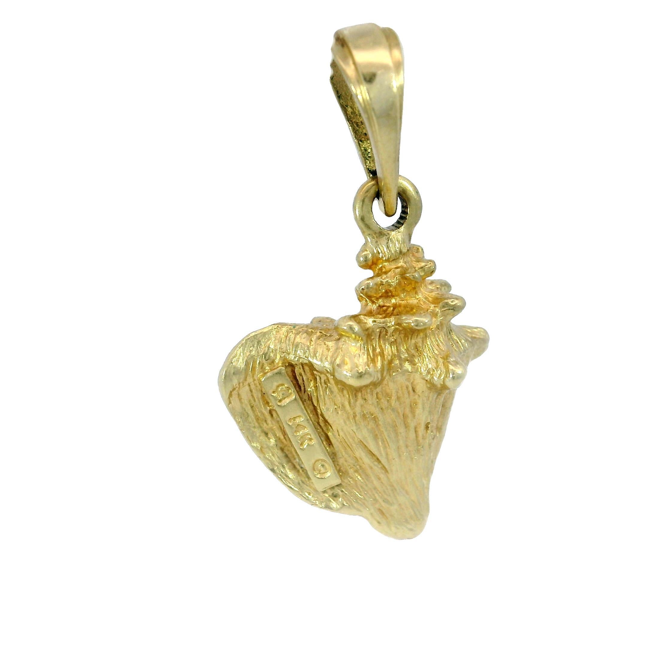 Pendentif en or jaune 14K avec breloque en émail en forme de coquille de conque 3D Bon état - En vente à Fairfield, CT